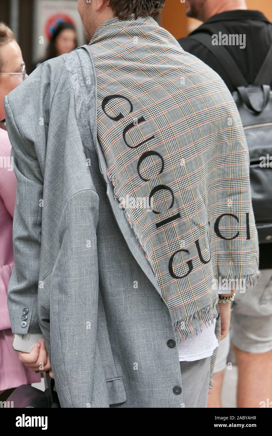 Mailand, Italien - 19 SEPTEMBER 2019: Mann mit Gucci Schal und graue Jacke  vor Emporio Armani Fashion Show, Mailand Fashion Week street style  Stockfotografie - Alamy