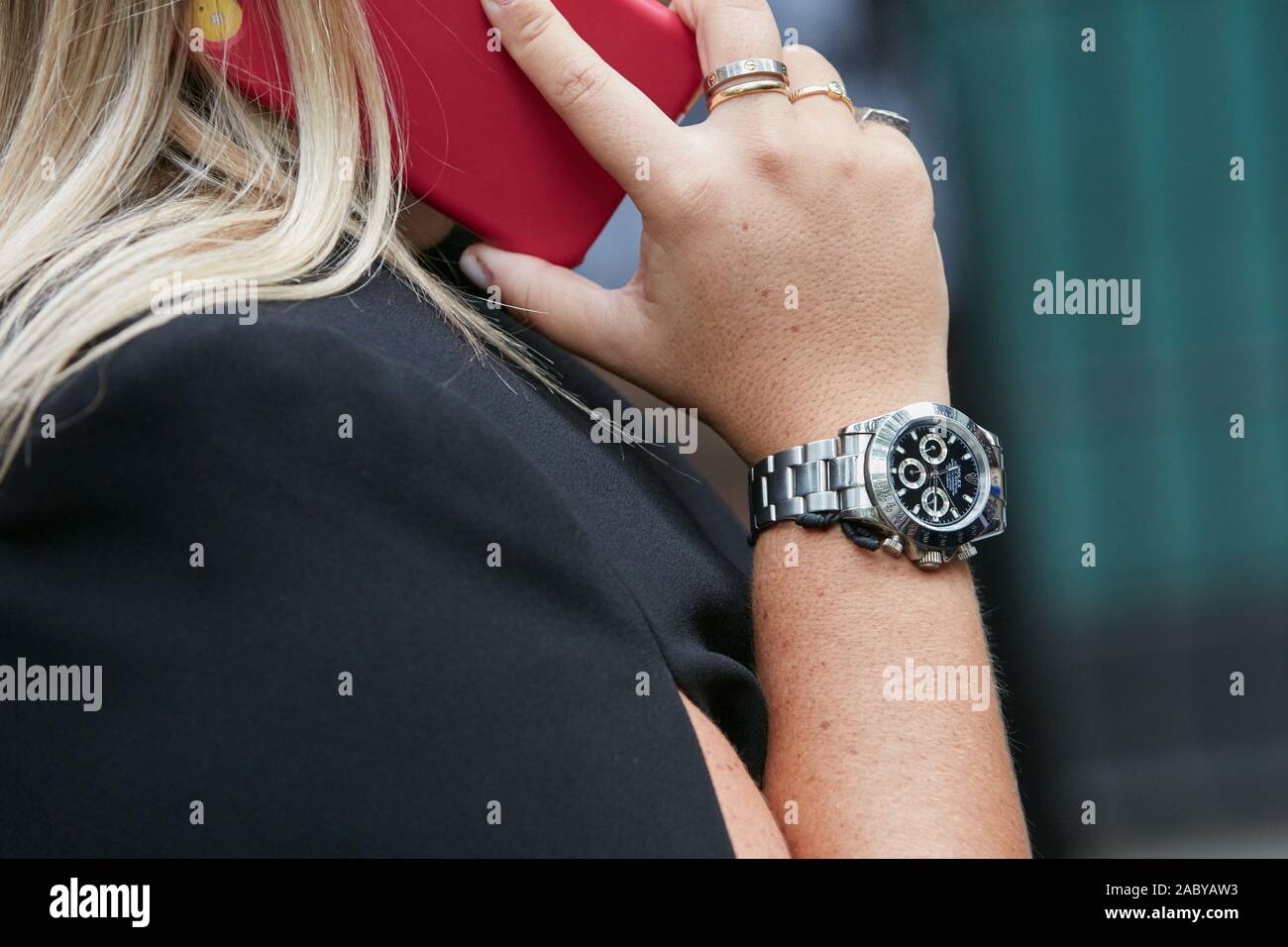 Mailand, Italien - 19 SEPTEMBER 2019: Frau mit Rolex Daytona Armbanduhr und  golden Cartier Ring vor dem Emporio Armani Fashion Show, Mailand Fashion  Week stree Stockfotografie - Alamy