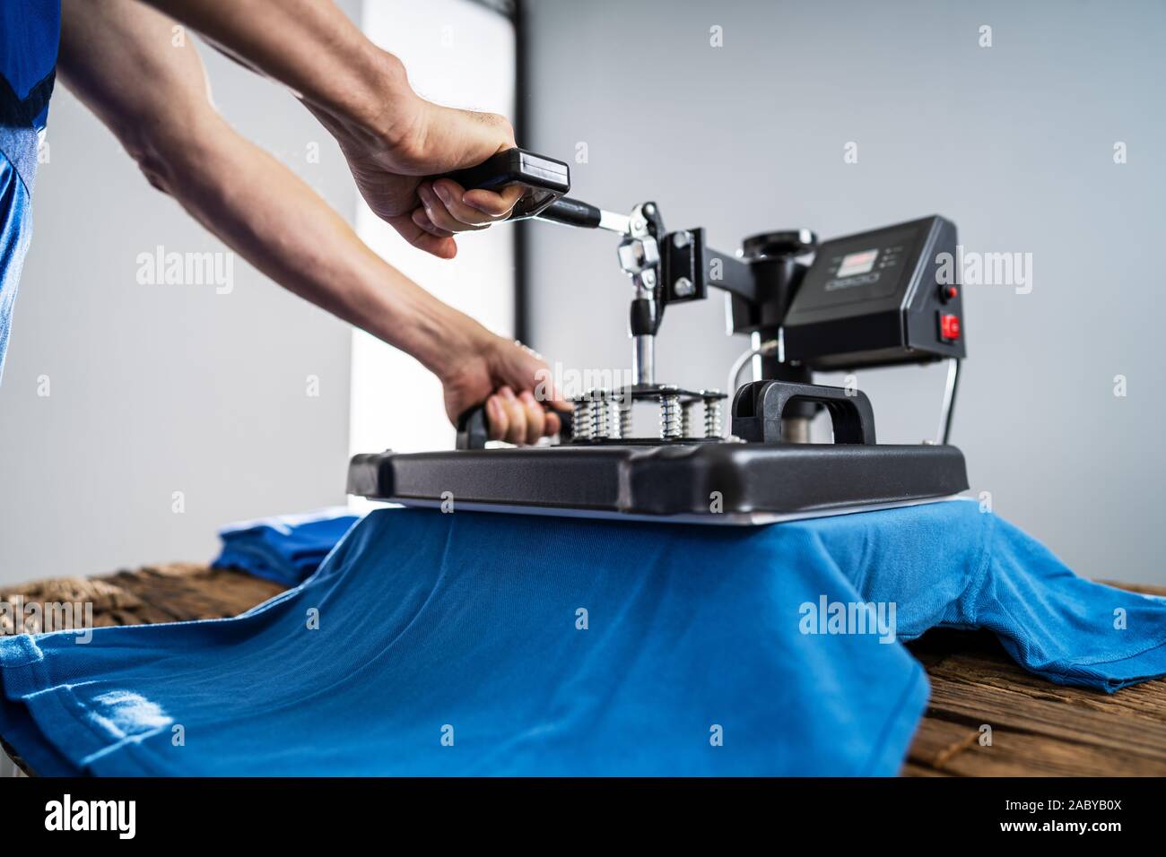 Man Bedrucken von T Shirt in Werkstatt Stockfoto