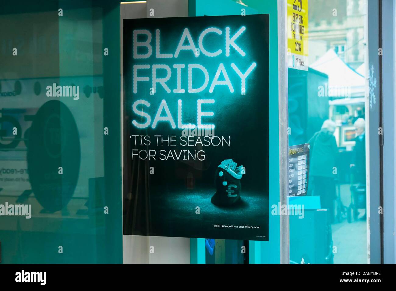 Dorchester, Dorset, Großbritannien. 29. November 2019. Schwarzer Freitag Poster in einer EE/BT Schaufenster in Dorchester, Dorset. Foto: Graham Jagd-/Alamy leben Nachrichten Stockfoto