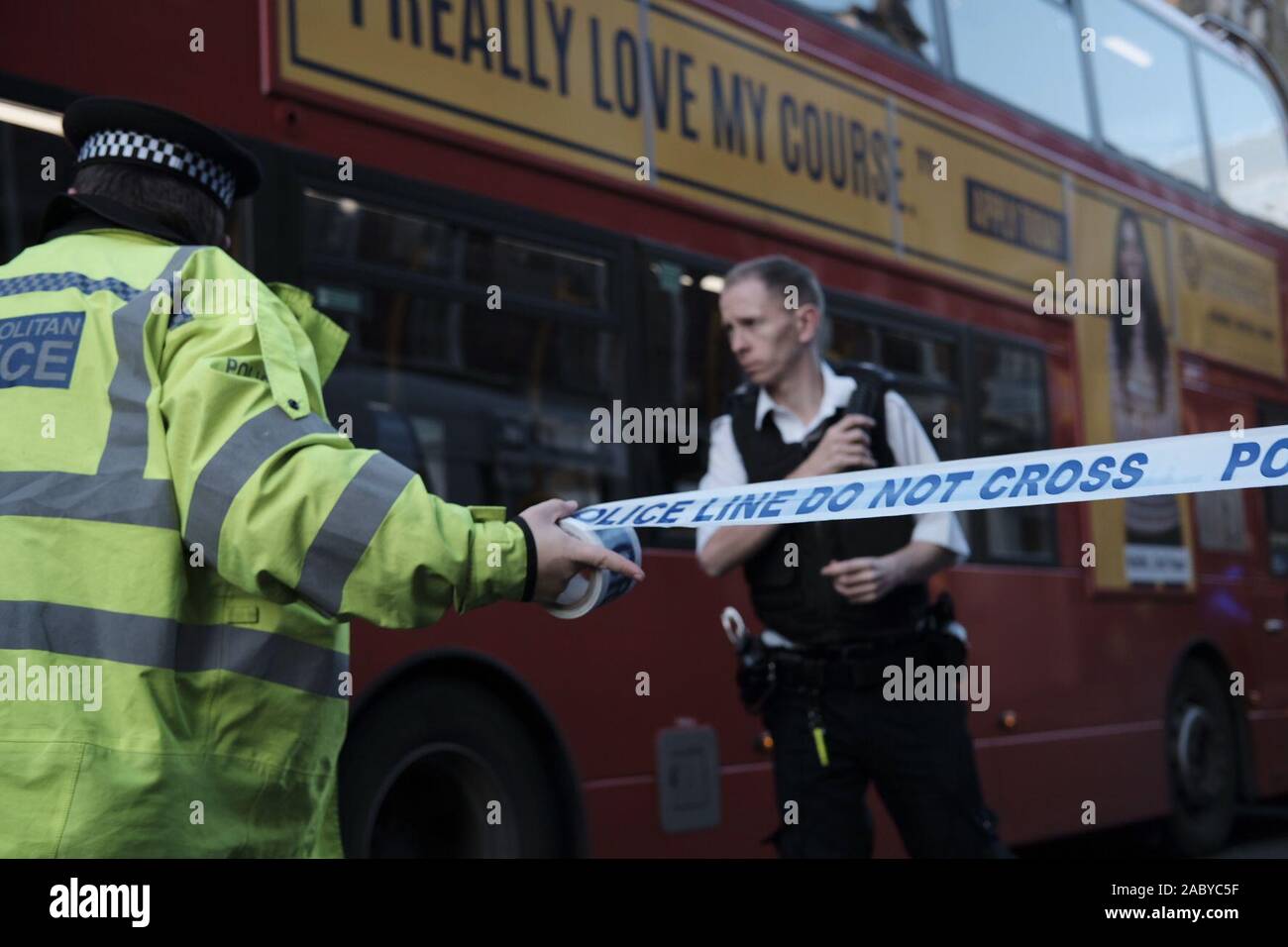 London, Großbritannien. 29. Nov 2019. Eine stechende Angriff auf London Bridge von der Polizei behandelt wird als 'Terror', die Met gesagt hat. Eine Reihe von Menschen sind vermutlich in einem Vorfall im London Bridge verletzt worden zu sein. Credit: RayArt Grafiken/Alamy leben Nachrichten Stockfoto