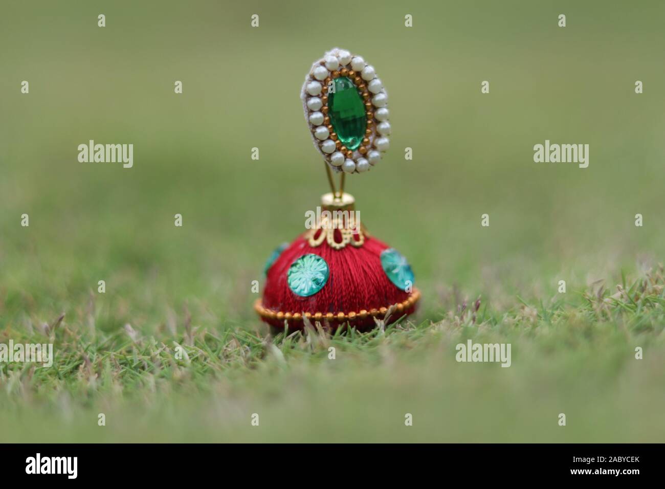 Hand Made bunter Ohrring mit verschwommenen Hintergrund Stockfoto