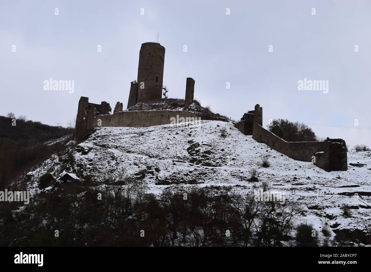 Monreal Schloss im Winter mit Schnee Ruine Stockfoto