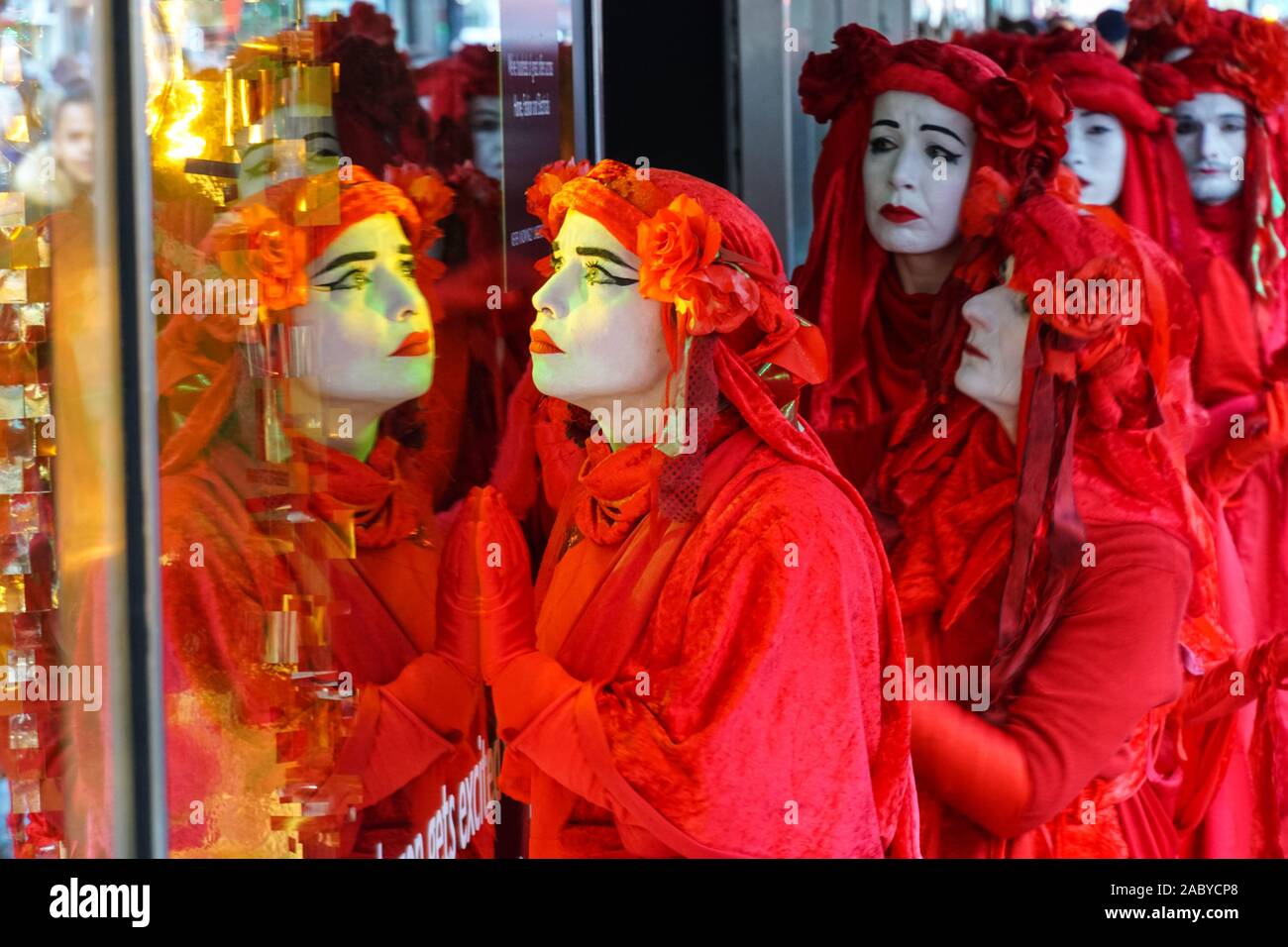 Die Rotbrigade vom Aussterben protestiert am Schwarzen Freitag in der Oxford Street in London, England, Großbritannien Stockfoto