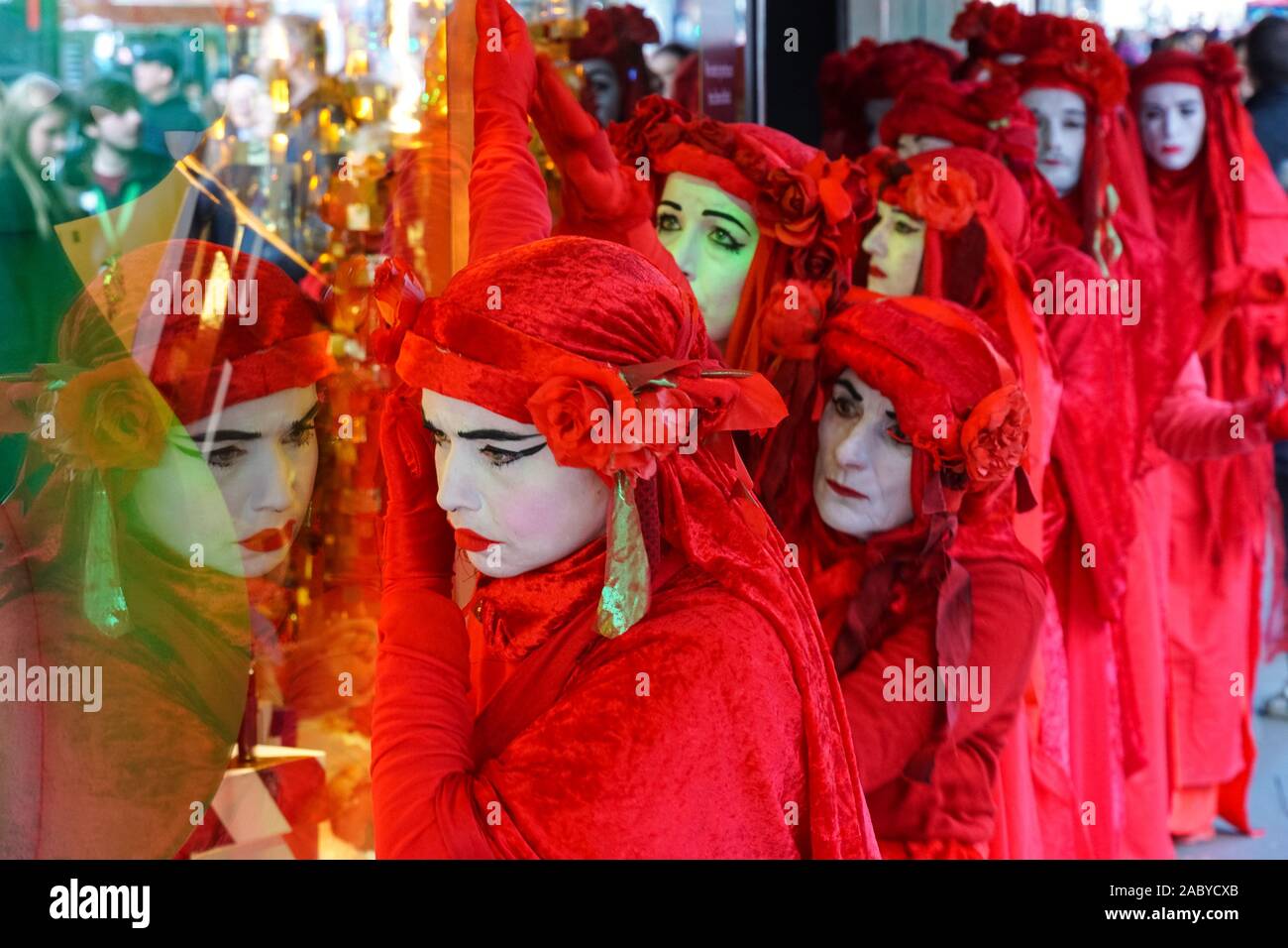 Die Rotbrigade vom Aussterben protestiert am Schwarzen Freitag in der Oxford Street in London, England, Großbritannien Stockfoto