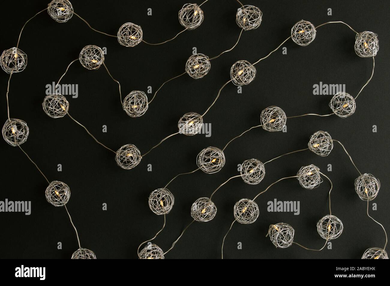 Abstrakte Geometrie Linien mit sprecical metallische Lichter auf dem schwarzen Hintergrund. Weihnachten und Neujahr Konzept Stockfoto