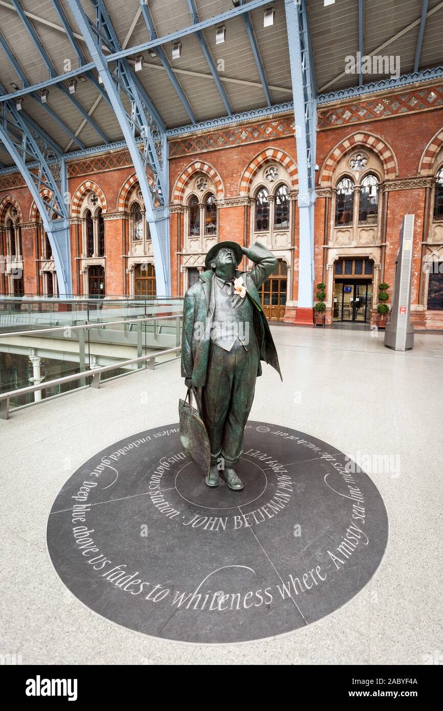 John Betjeman Statue, St Pancras, London. Die Statue des berühmten englischen Dichters auf dem Zusammentreffen von St. Pancras entfernt. Stockfoto