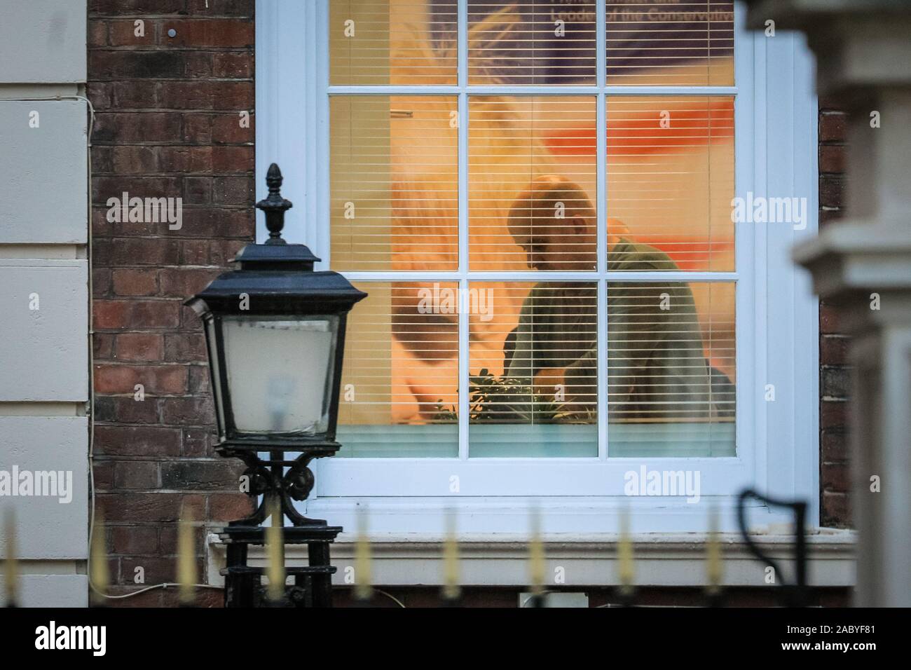 Westminster, London, Großbritannien. 29 Nov, 2019. Ein riesiges Poster von PM Boris Johnson's Kopf kann innerhalb der Konservativen Partei Hauptsitz in Matthew Parker Street in Westminster gesehen werden. Credit: Imageplotter/Alamy leben Nachrichten Stockfoto