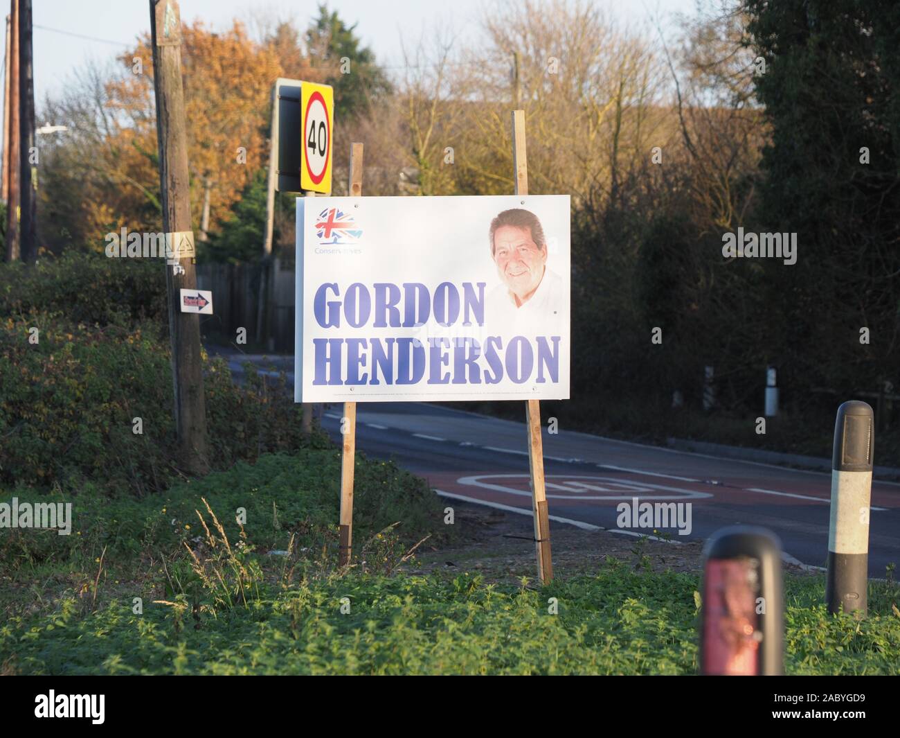 Insel Sheppey, Kent, Großbritannien. 29 Nov, 2019. UK Wahl: Eine große Anzahl von Plakaten für die konservativen Kandidaten Gordon Henderson, derzeit MP für Sittingbourne & Sheppey Wahlkreis auf der Insel Sheppey in Kent gesehen werden kann. Credit: James Bell/Alamy leben Nachrichten Stockfoto