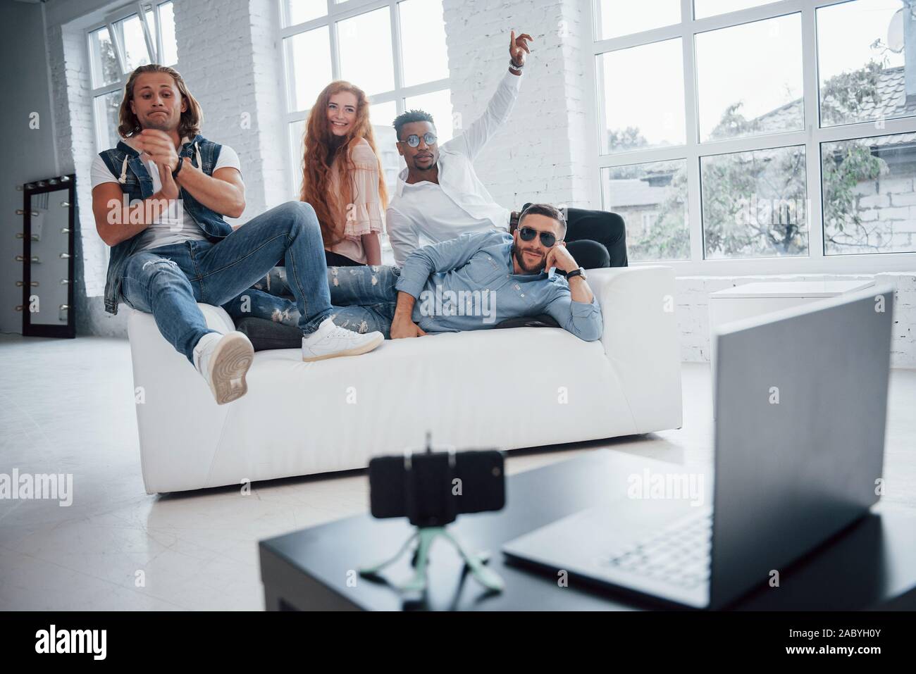 Freunde set Timer auf den Tisch Smartphone vor Ihnen Stockfoto