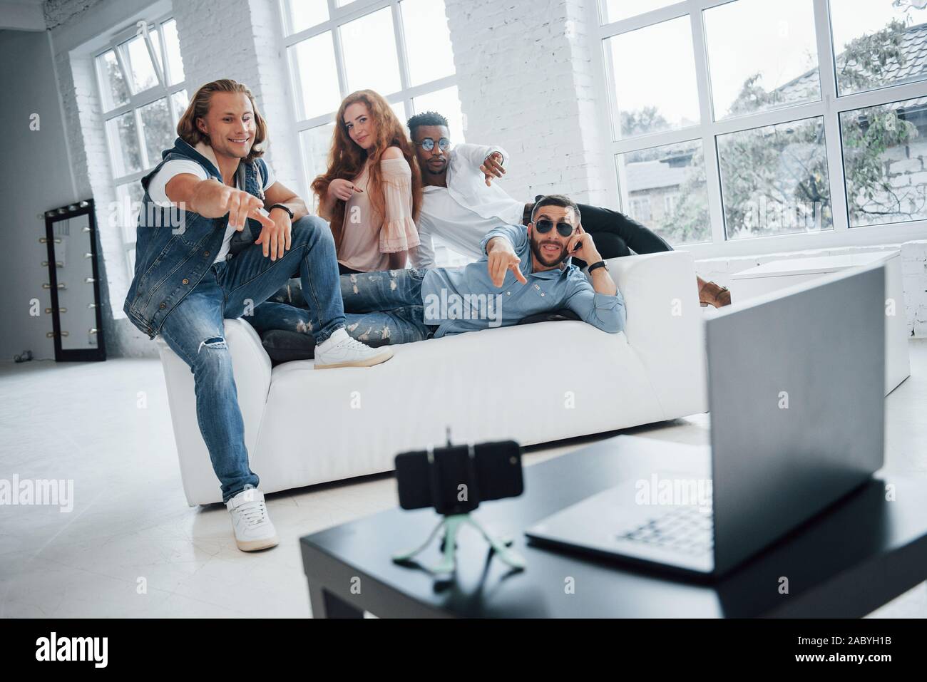 Warten auf das erfassen. Freunde set Timer auf den Tisch Smartphone vor Ihnen Stockfoto