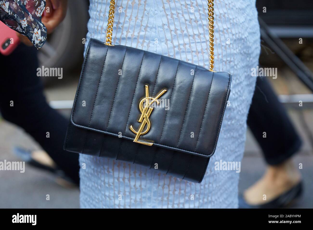 Mailand Italien 19 SEPTEMBER 2019 Frau mit schwarzem Leder Yves Saint Laurent Tasche mit goldenem Logo und blauen Kleid vor Luisa Beccaria Modenschau Stockfotografie Alamy