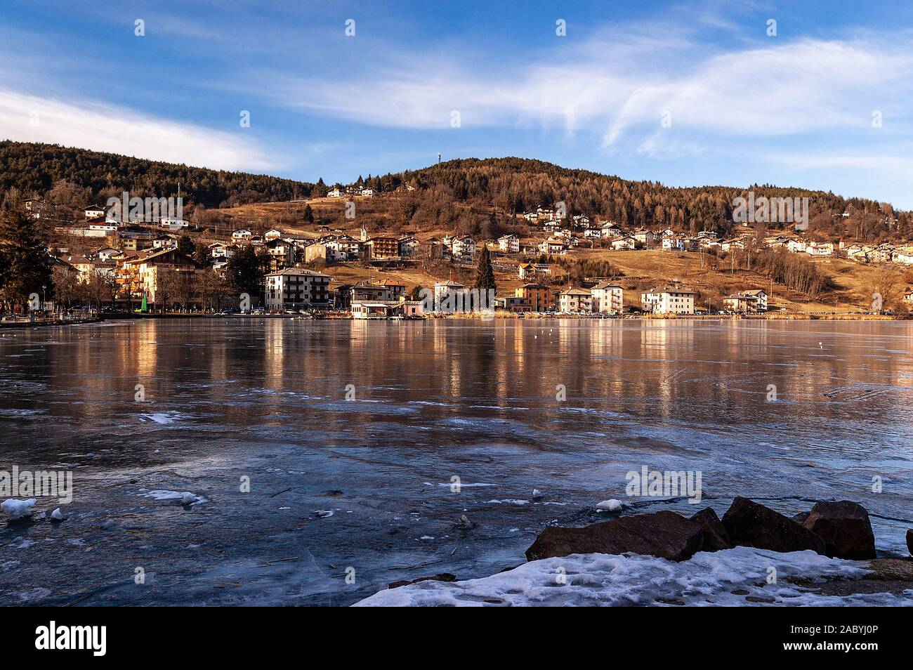 Serraia See (Lago della Serraia) im Winter und die kleine Stadt Baselga di Pine eingefroren. Die Provinz Trient, Trentino Alto Adige, Italien, Europa Stockfoto