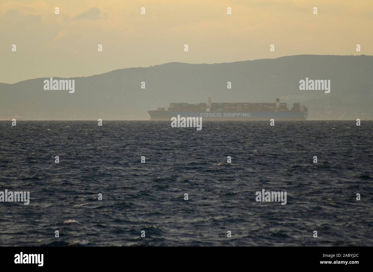 Eine große Cosco Container schiff Abfahrt ab dem Hafen von Piräus Athen Griechenland Stockfoto