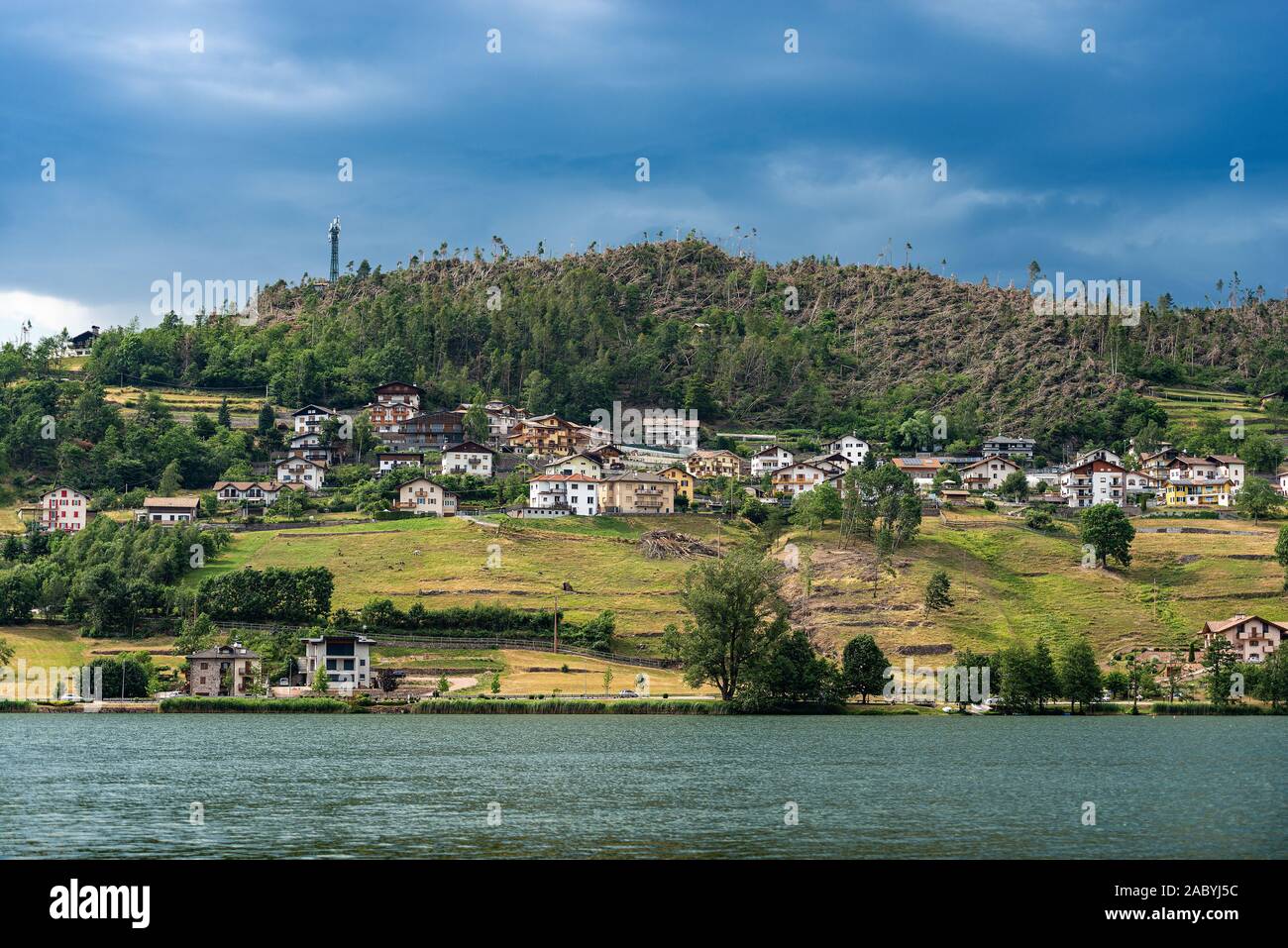 Serraia See (Lago della Serraia) und die kleine Stadt von Baselga di Pine mit der Bäume vom Wind im November 2018 gefallen. Trentino, Italien Stockfoto