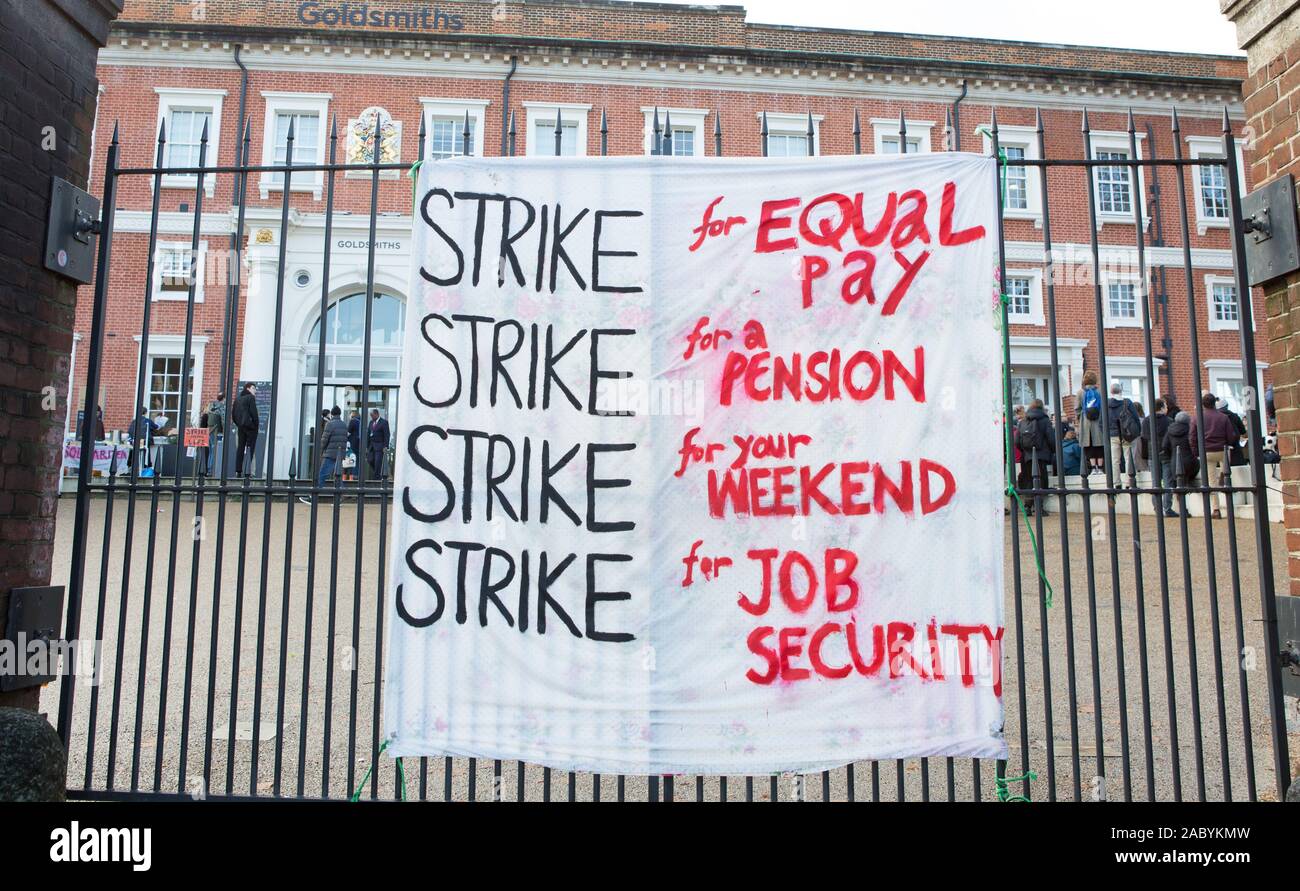 Streik für gleichen Lohn, Streik für eine Pension, Streik für ein Wochenende, Streik für Arbeitsplatzsicherheit, Banner auf dem Geländer und Goldschmiede der Universität London. Stockfoto