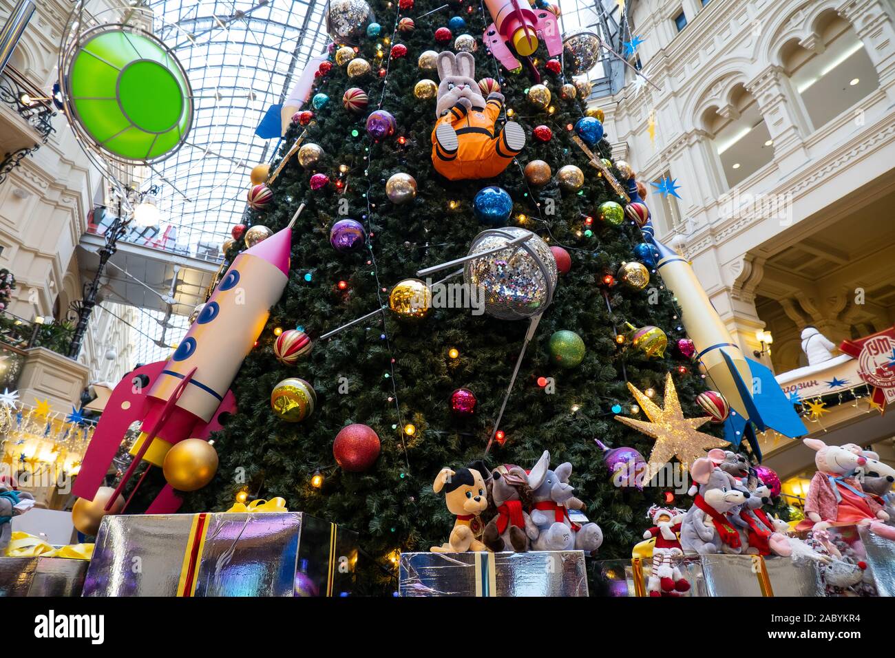 Moskau, Russland - November 25, 2019: Neues Jahr Baum mit cartoon Spielzeug im State Department Store auf dem Roten Platz. Weihnachten im Zentrum von Moskau. Design auf das Thema Weltraum Stockfoto