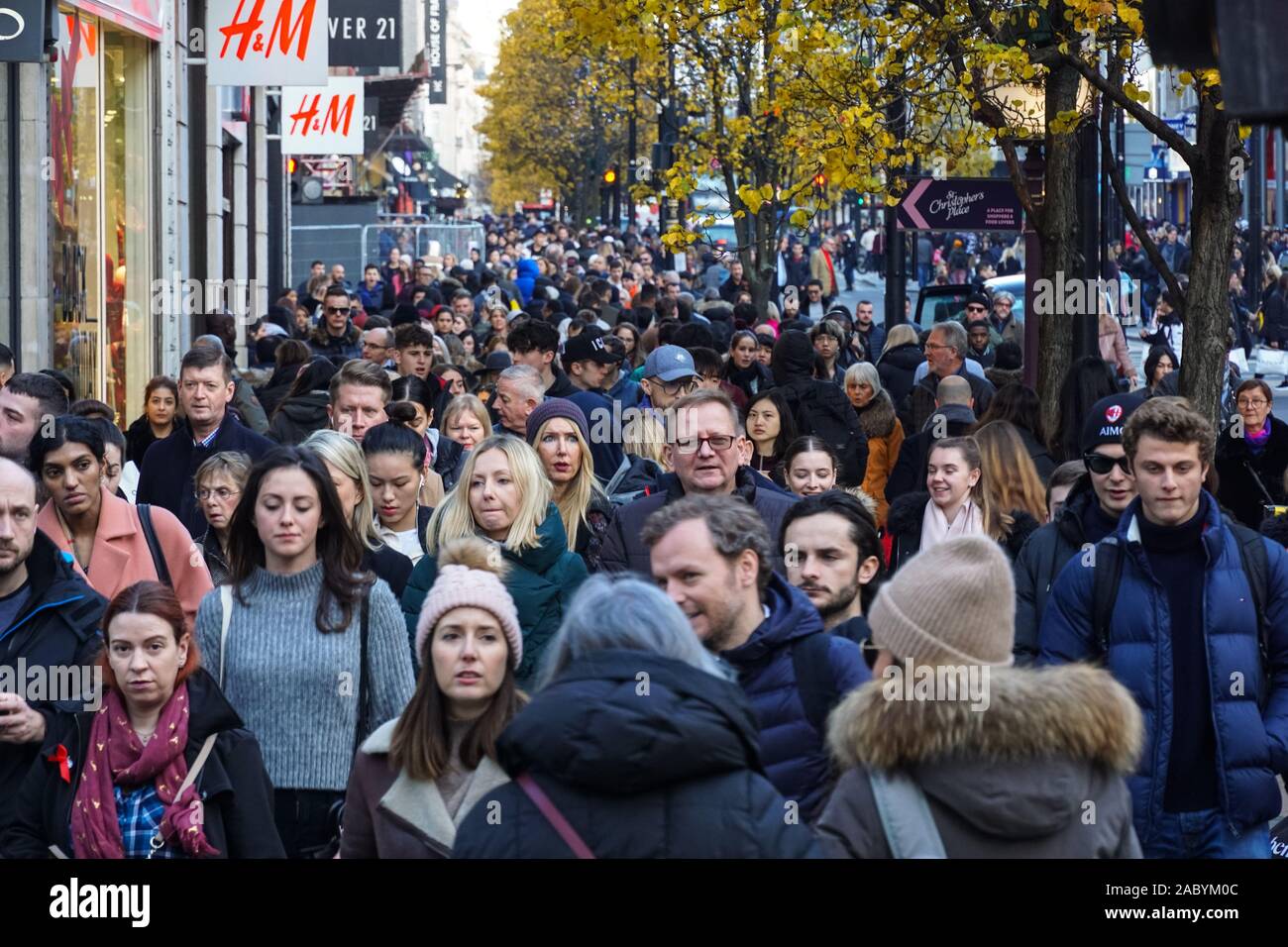 Käufer auf Oxford Straße, London, England, Vereinigtes Königreich UK Stockfoto