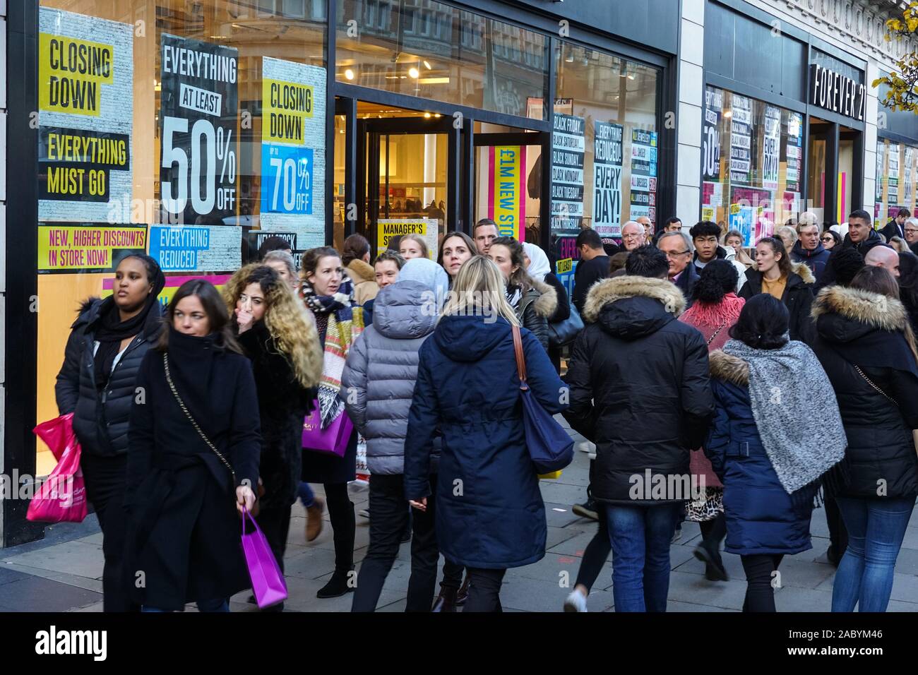 Käufer auf Oxford Straße, London, England, Vereinigtes Königreich UK Stockfoto