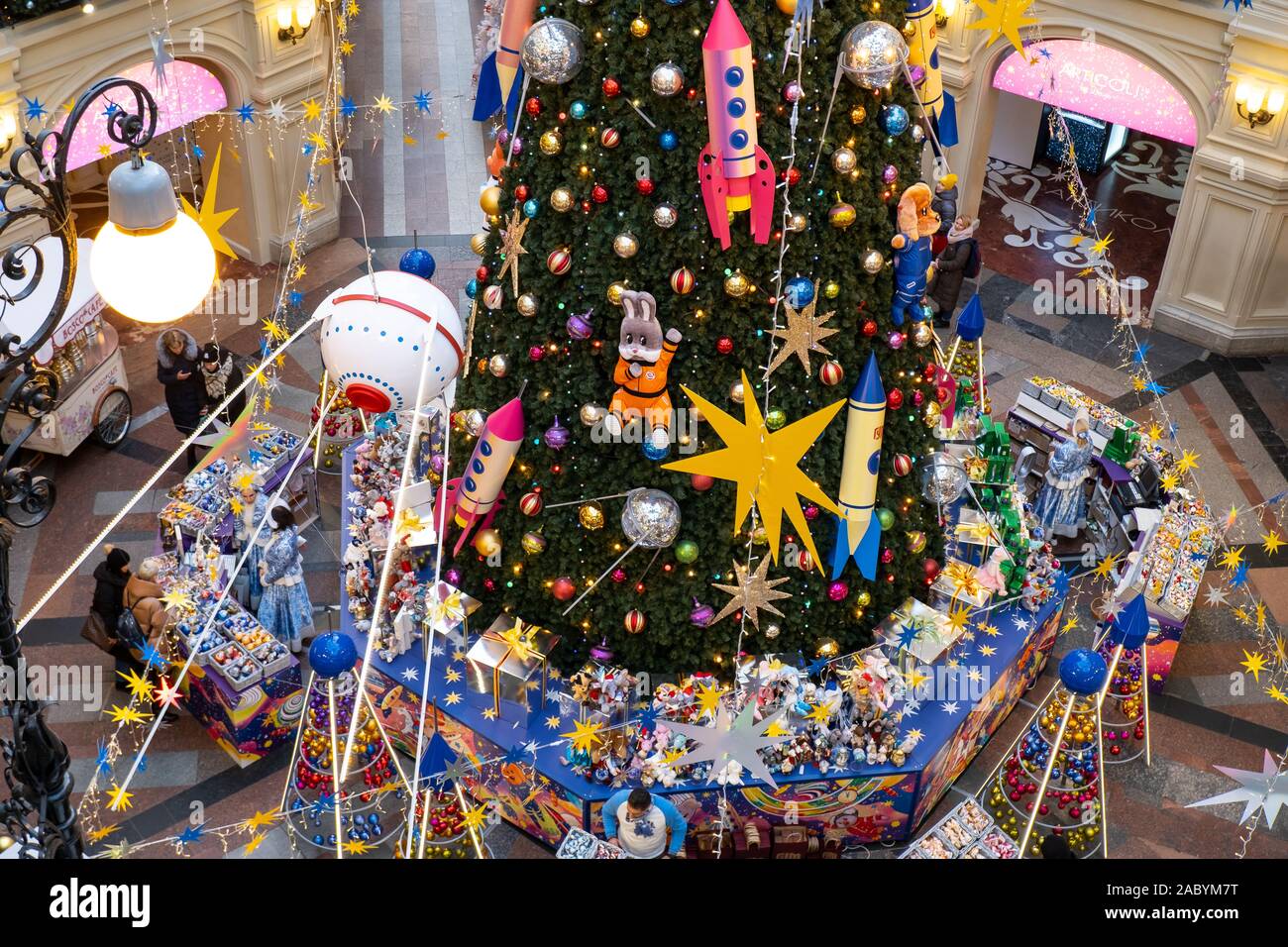 Moskau, Russland - November 25, 2019: Neues Jahr Baum mit cartoon Spielzeug im State Department Store auf dem Roten Platz. Weihnachten im Zentrum von Moskau. Design auf das Thema Weltraum Stockfoto