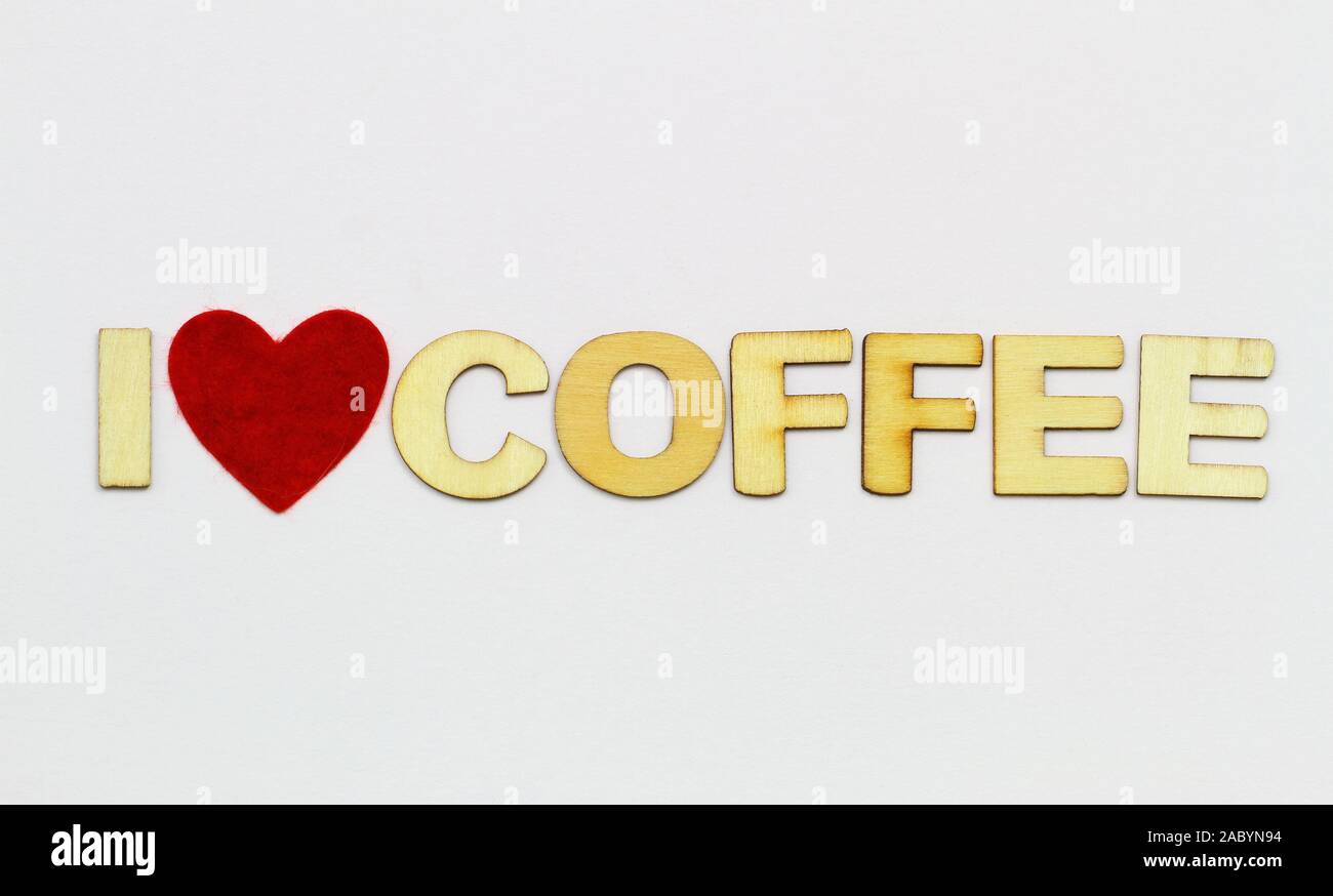 Ich liebe Kaffee mit Holz Buchstaben auf weiße Oberfläche und roten Herzen geschrieben Stockfoto