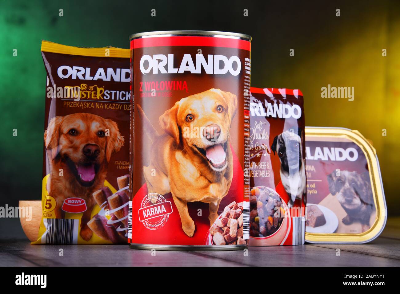 POZNAN, POL-MAR 15. 2019: Orlando Produkte, populäre Marke Hundefutter in  Können und Pakete Stockfotografie - Alamy