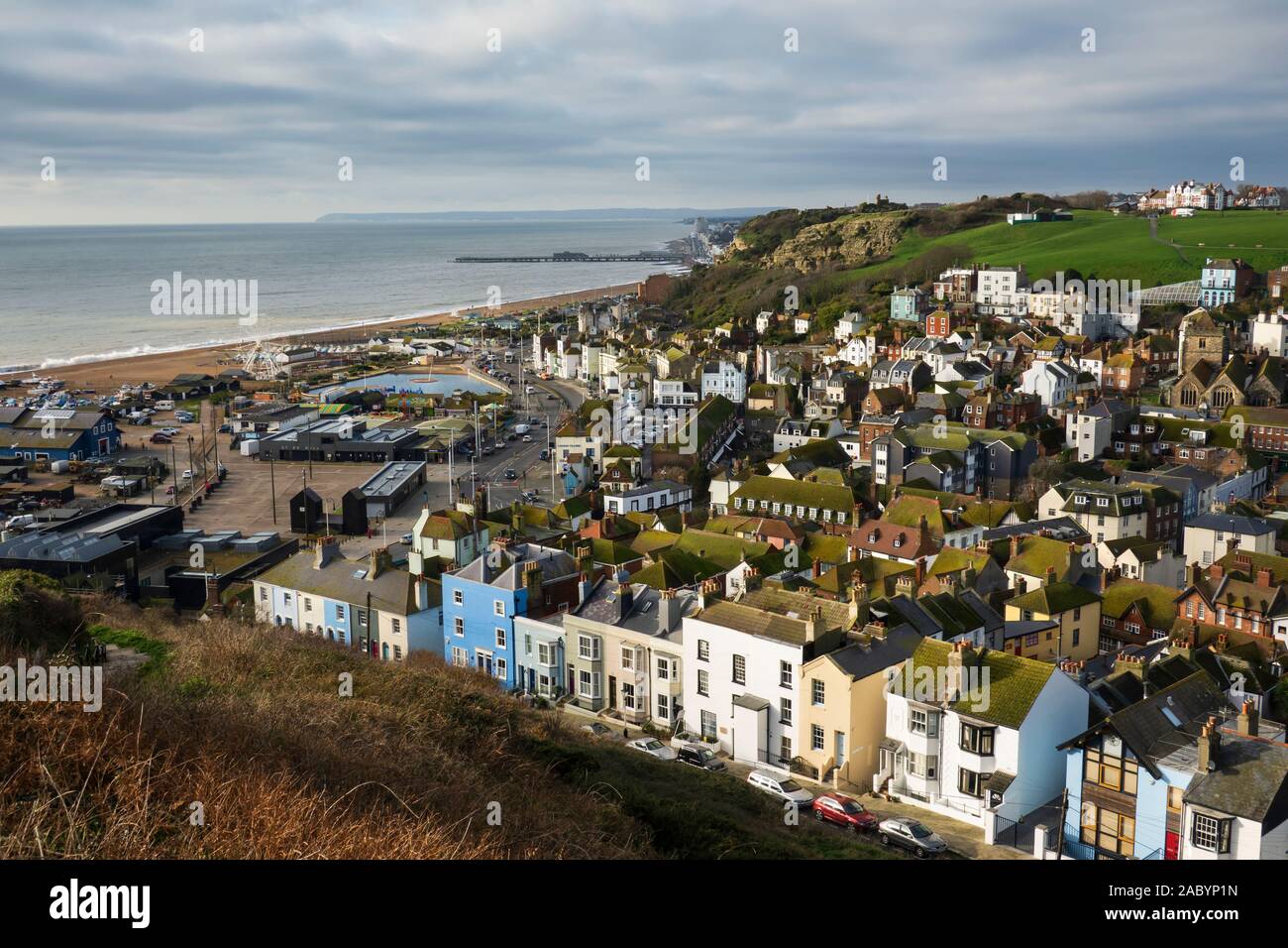Blick über die Altstadt und Strand mit der Seebrücke aus East Hill, Hastings, East Sussex, England, Vereinigtes Königreich, Europa Stockfoto