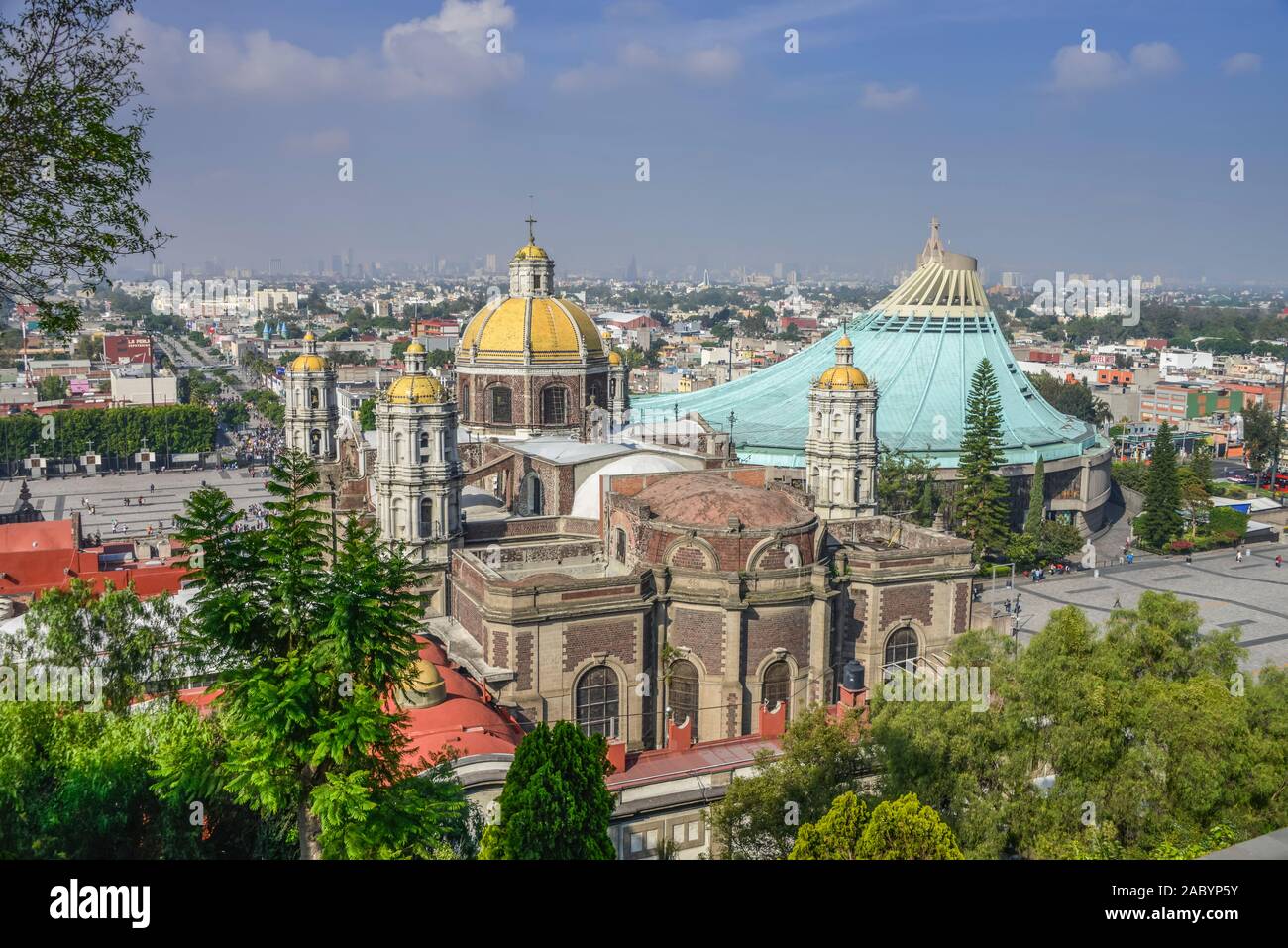 Alte und Neue Basilika Maria de Guadalupe, Mexiko Stadt, Mexiko Stockfoto