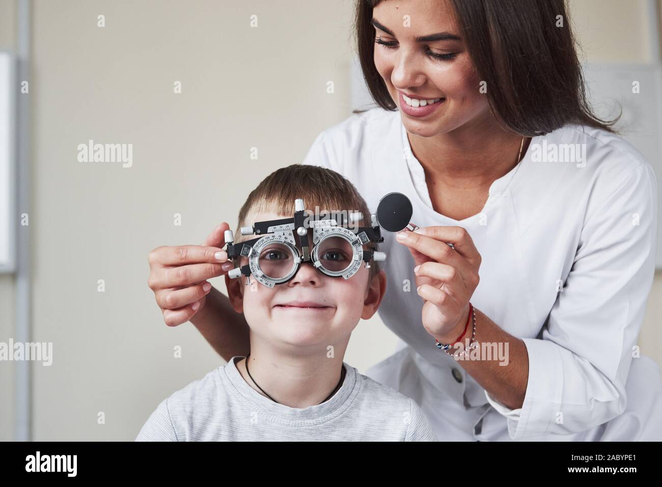 Arzt tuning Der phoroptor an Sehschärfe des kleinen Jungen bestimmen Stockfoto