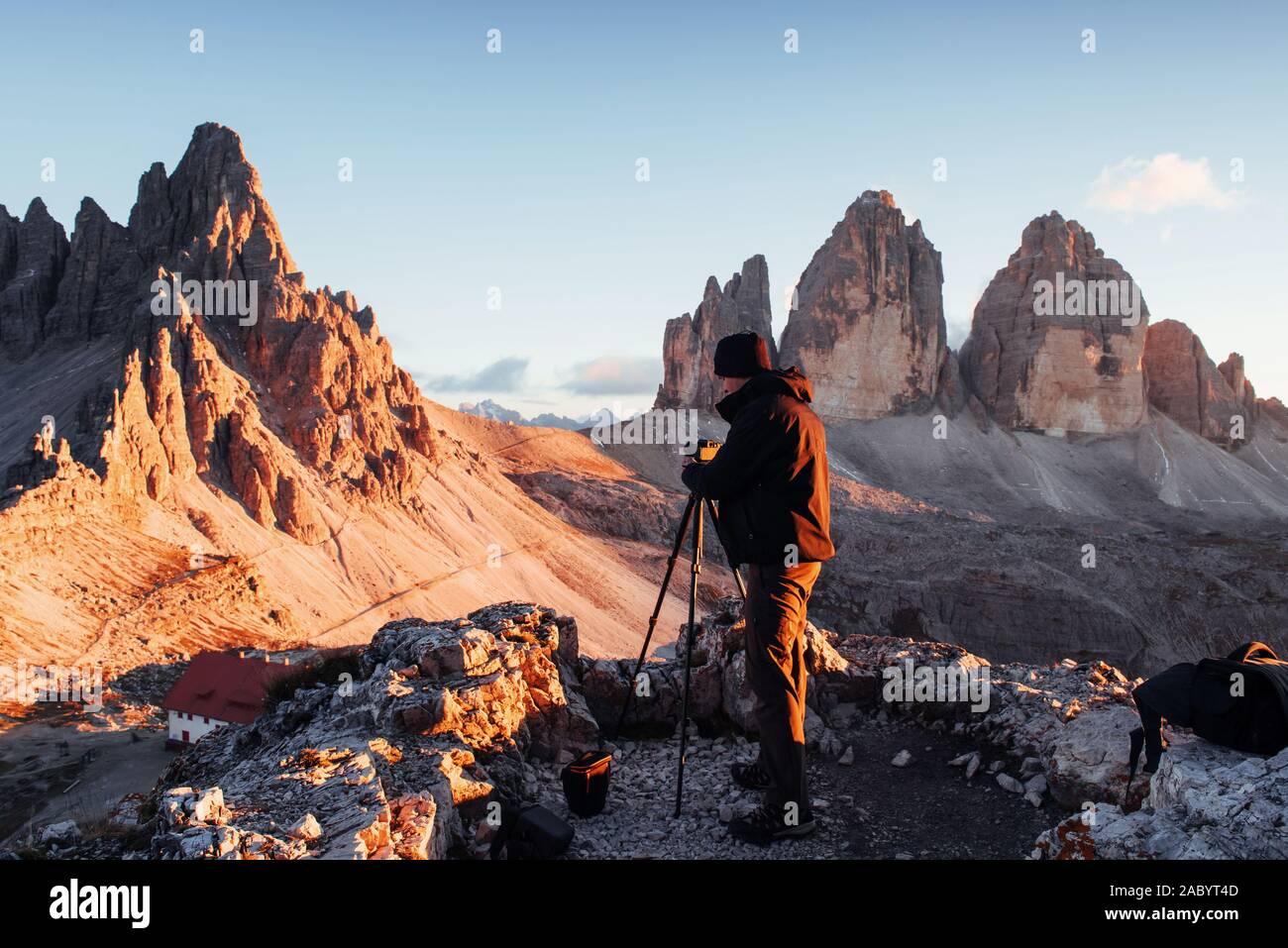 Fotograf stehen am Rand der Hügel und der Aufnahme der großen Dolomiten der Paternkofel bei Sonnenuntergang Zeit Stockfoto