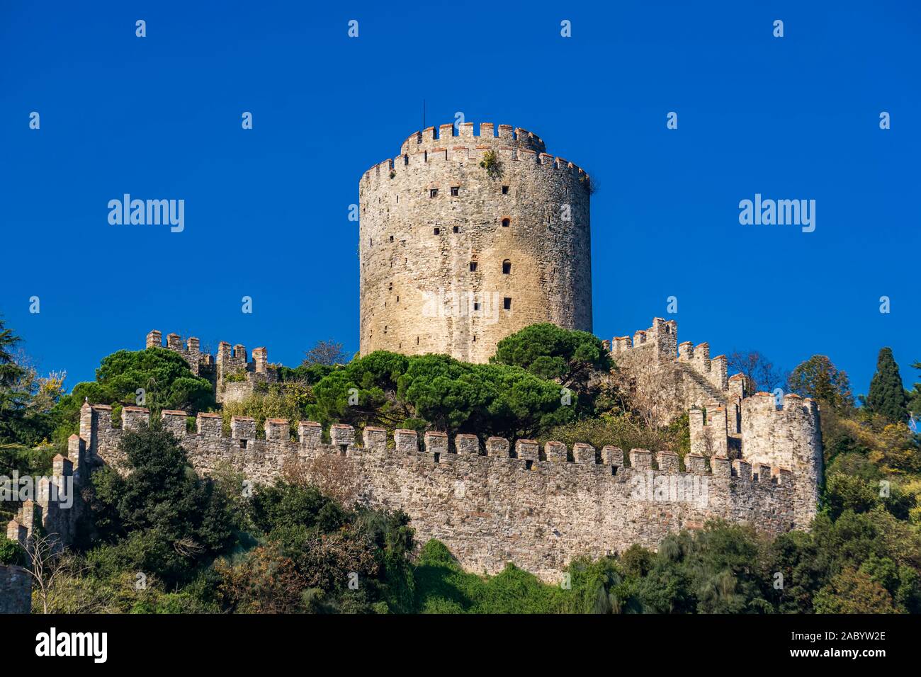 Zylindrische Turm von Rumelian Schloss am europäischen Ufer des Bosporus in Istanbul, Türkei Stockfoto