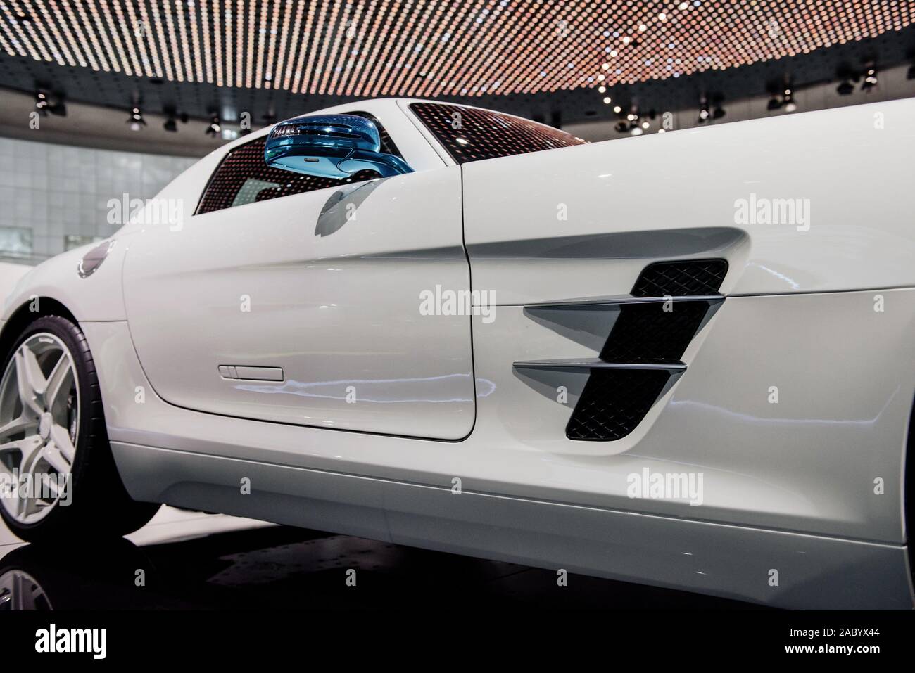Modernen Weißen Auto Seitenspiegel Mit Blinker Gefaltet
