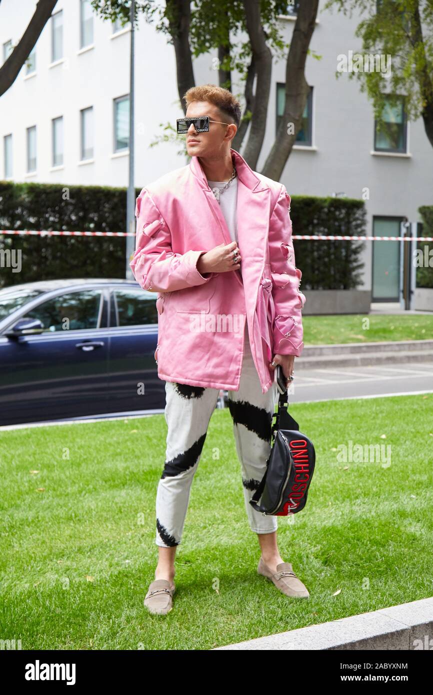 Mailand, Italien - 19 SEPTEMBER 2019: Mann mit rosa Jacke und schwarzes Leder Moschino Tasche vor Emporio Armani Fashion Show, Mailand Fashion Week Straße Stockfoto