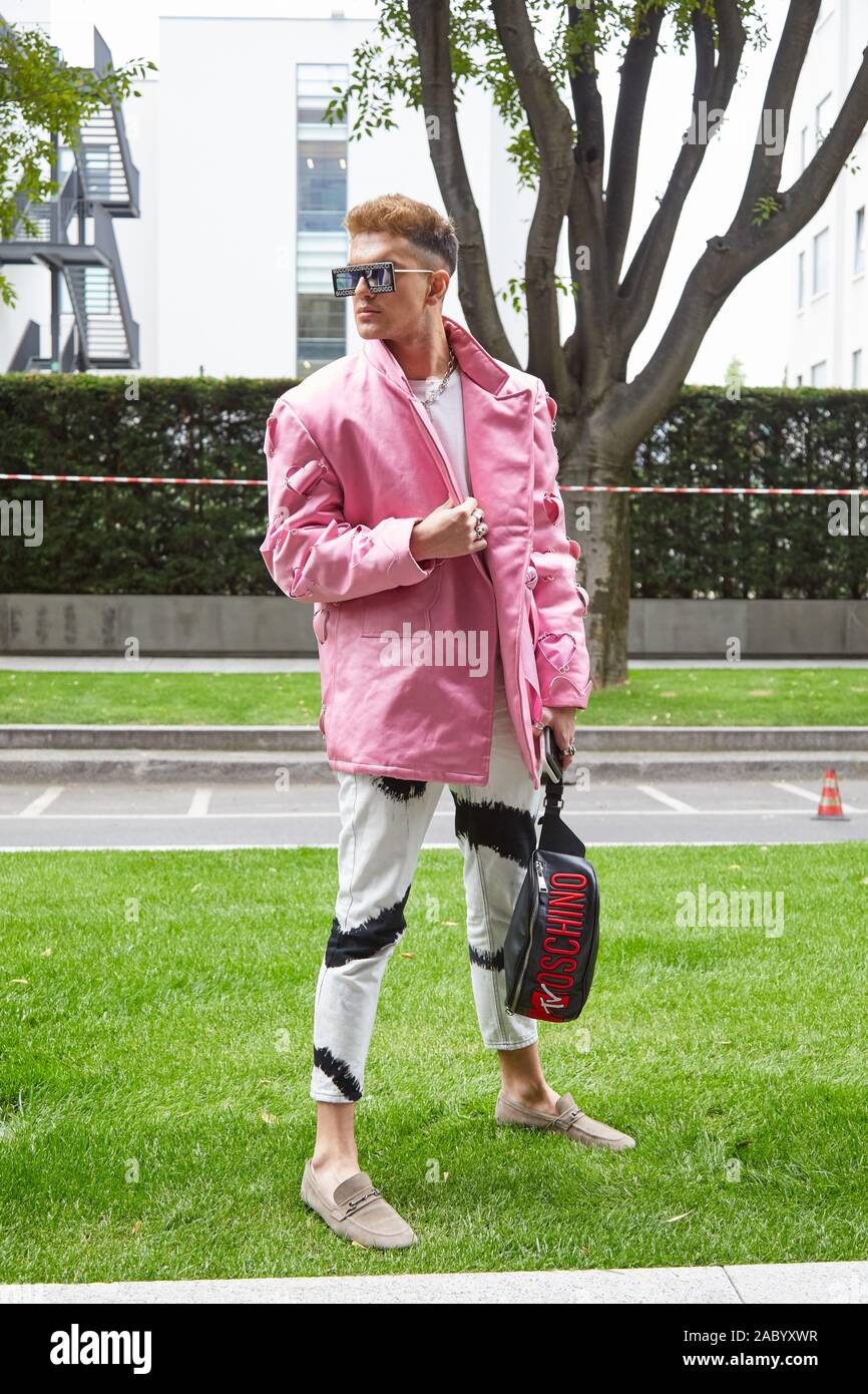 Mailand, Italien - 19 SEPTEMBER 2019: Mann mit rosa Jacke und schwarzes Leder Moschino Tasche vor Emporio Armani Fashion Show, Mailand Fashion Week Straße Stockfoto