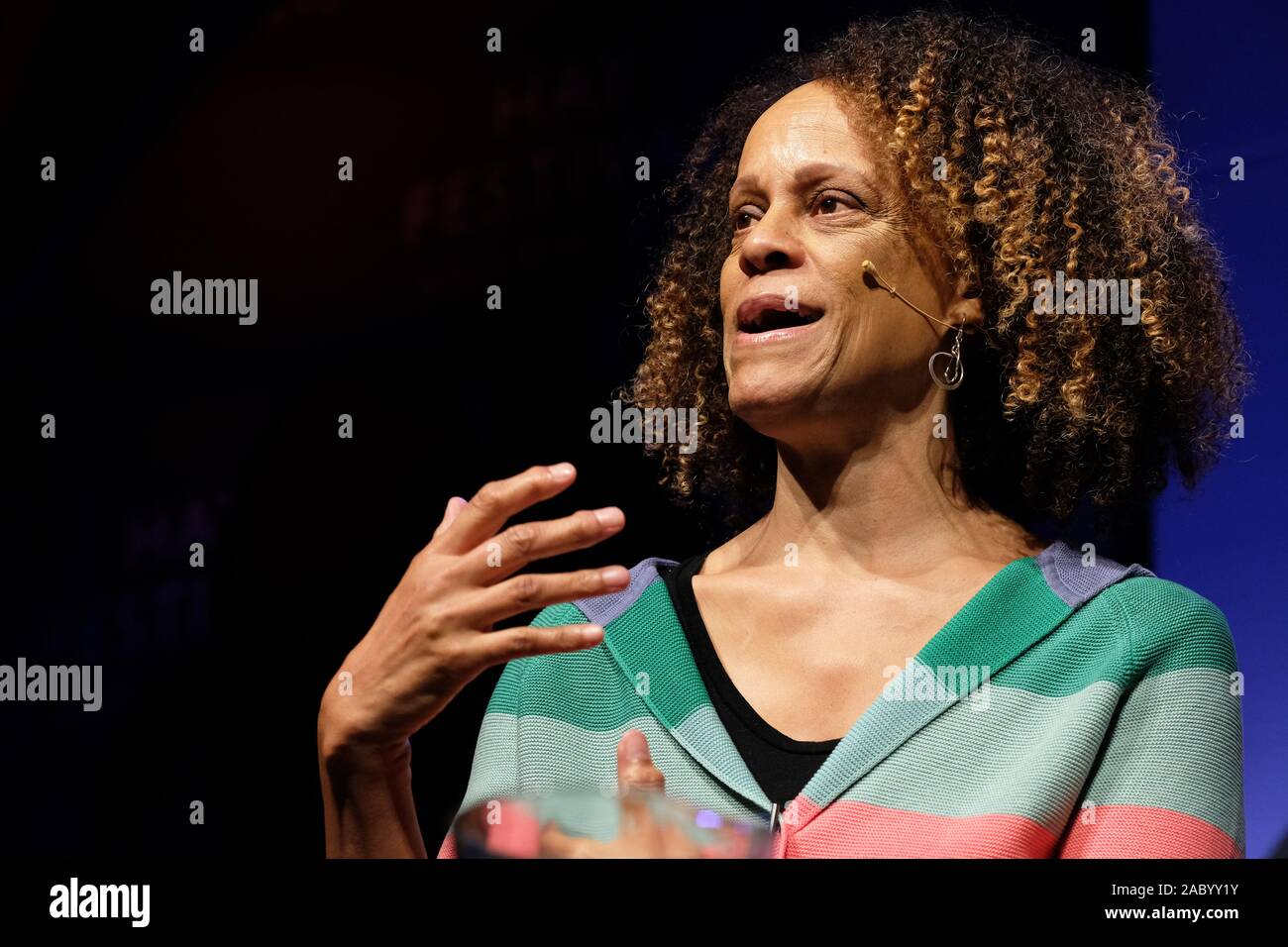 Hay Festival Winter Wochenende, Heu auf Wye, Powys, Wales, Großbritannien - Freitag, 29. November 2019 - Thema und 2019 Booker Prize Sieger Bernardine Evaristo auf der Bühne über ihr Buch Mädchen, Frau, andere sprechen. Credit: Steven Mai/Alamy leben Nachrichten Stockfoto