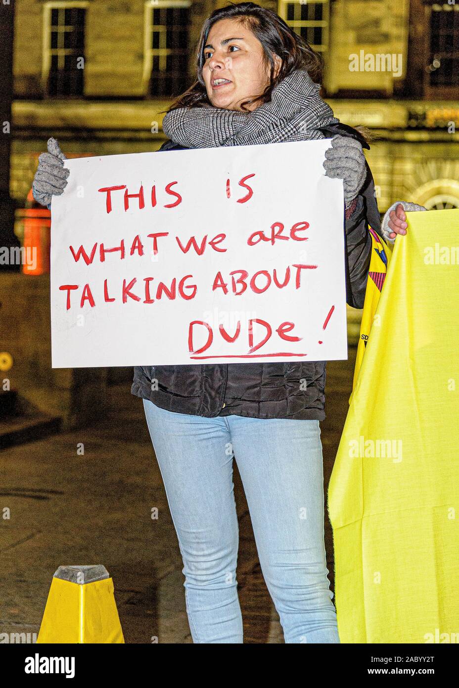 Eine Demonstrantin hält ein Plakat zu sagen "Das ist es, was wir durch Sprechen!" während der Demonstration. Demonstranten an der West Parliament Square versammelt, um gegen die kolumbianische Regierungen aktuelle Aktionen wie die Bombardierung und Tötung von 18 Kindern, soziale Führer ermordet und viele andere Gründe zu protestieren. Stockfoto