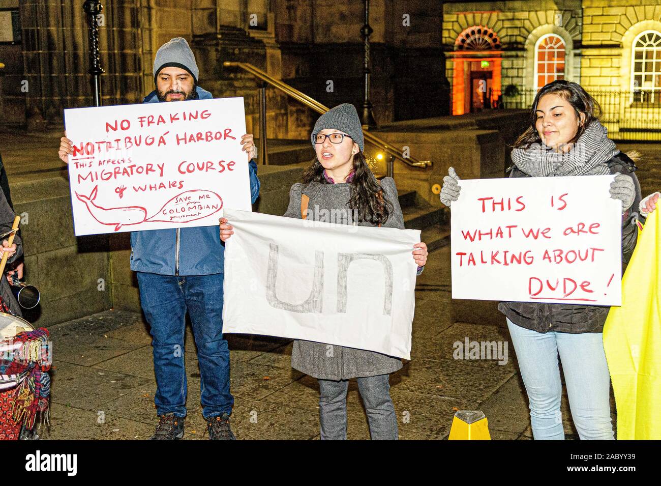 Die Demonstranten halten Plakate hoch, während der Demonstration. Demonstranten an der West Parliament Square versammelt, um gegen die kolumbianische Regierungen aktuelle Aktionen wie die Bombardierung und Tötung von 18 Kindern, soziale Führer ermordet und viele andere Gründe zu protestieren. Stockfoto