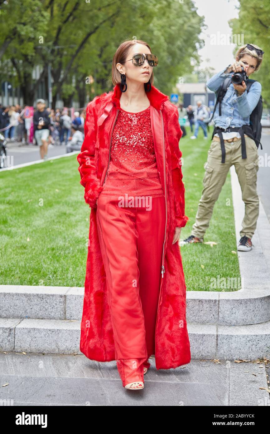 Mailand, Italien - 19 SEPTEMBER 2019: Frau mit roten Mantel und Hose vor dem Emporio Armani Fashion Show, Mailand Fashion Week street style Stockfoto