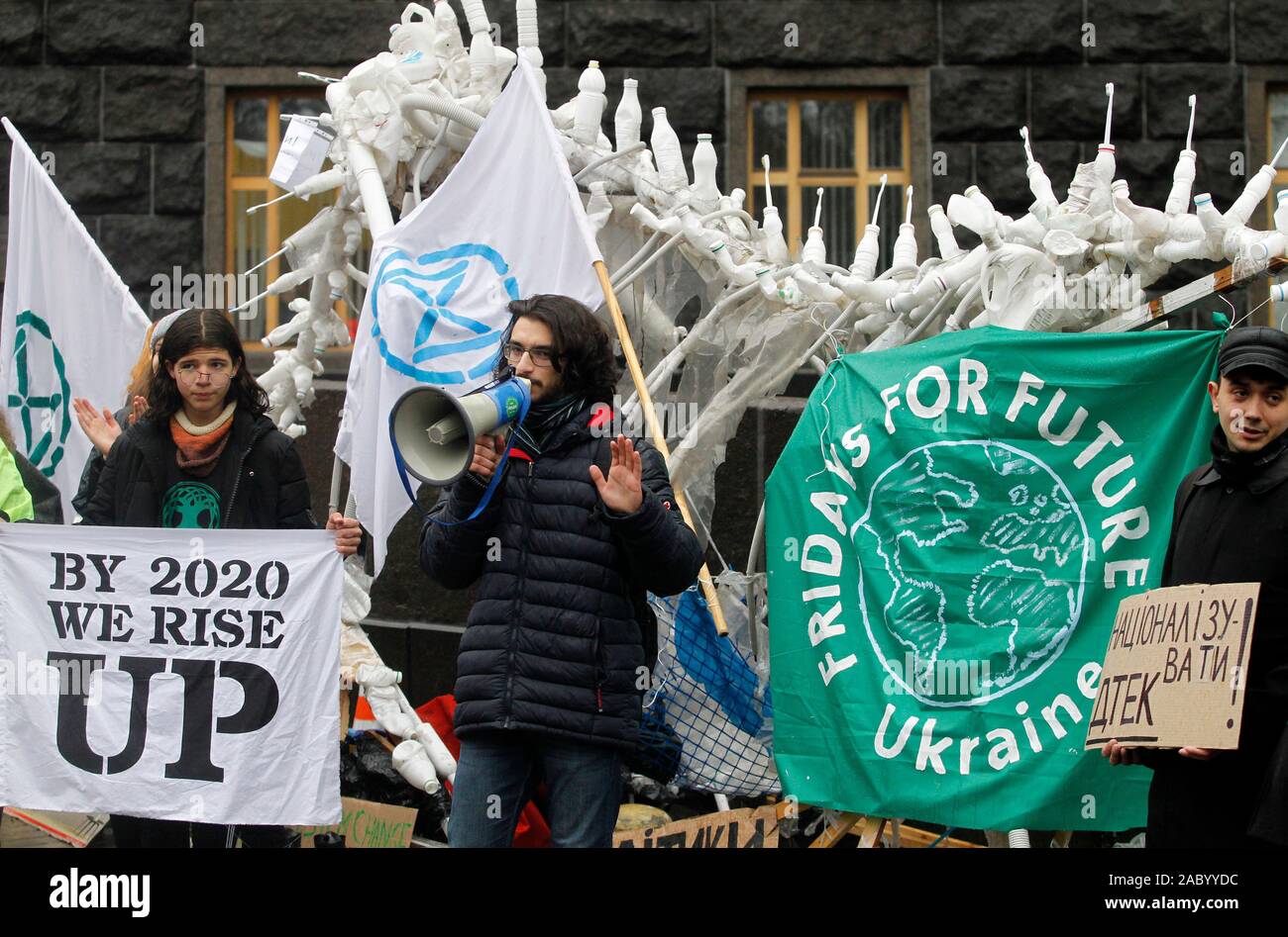 Ein Aktivist shouts Slogans auf ein Megaphon während des globalen Klimas Streik. Dies ist der vierte Global Strike 2019, stattfindet, als Teil der wöchentlichen Demonstrationen des Freitags für zukünftige Jugendbewegung auf der ganzen Welt. "Im Vorfeld der UN-Klimakonferenz COP 25 in Madrid 2-13 Dezember hat das Europäische Parlament am Donnerstag, genehmigte eine Resolution und erklärte das Klima und die Umwelt in Europa und weltweit', eine Pressemitteilung des Europäischen Parlaments am 28. November 2019 informiert. Stockfoto