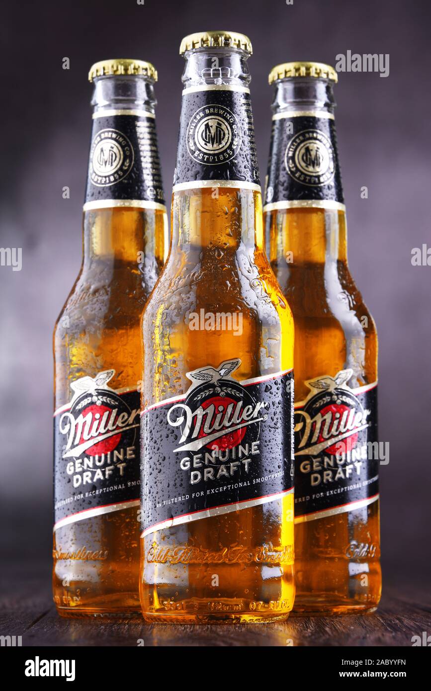 POZNAN, POL-Jun 5, 2019: Flaschen Miller Genuine Draft, die ursprüngliche kalt gefiltert verpackt Bier, ein Produkt der Miller Brewing Company ow Stockfoto