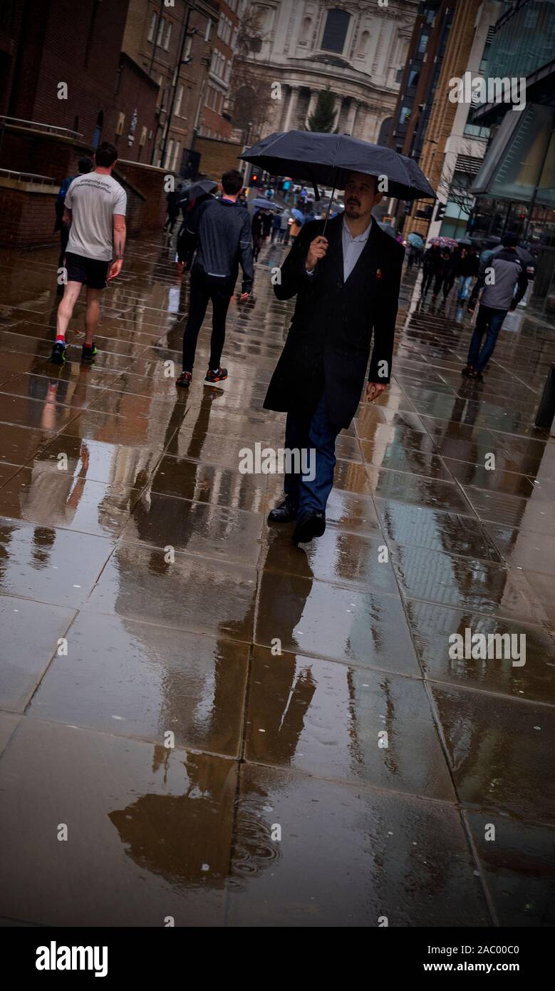 London England Menschen zu Fuß im Regen. November 2019 Stockfoto