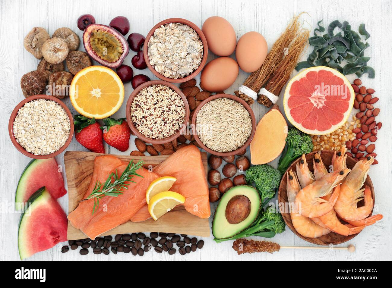 Hohe Energie Gesundheit Nahrung für Vitalität & Fitness mit Fisch, Obst, Gemüse, Getreide, Nudeln, Getreide, Nüsse & Kräutern. Stockfoto