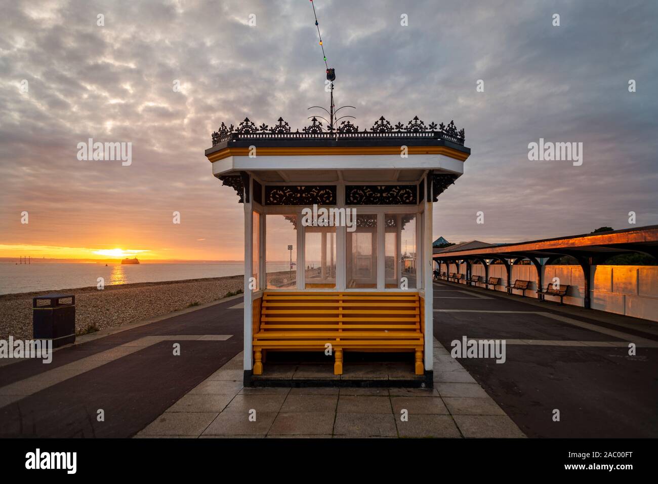 Schönen viktorianischen Unterstände am Meer in Fareham Hampshire UK bei Sonnenuntergang. Stockfoto