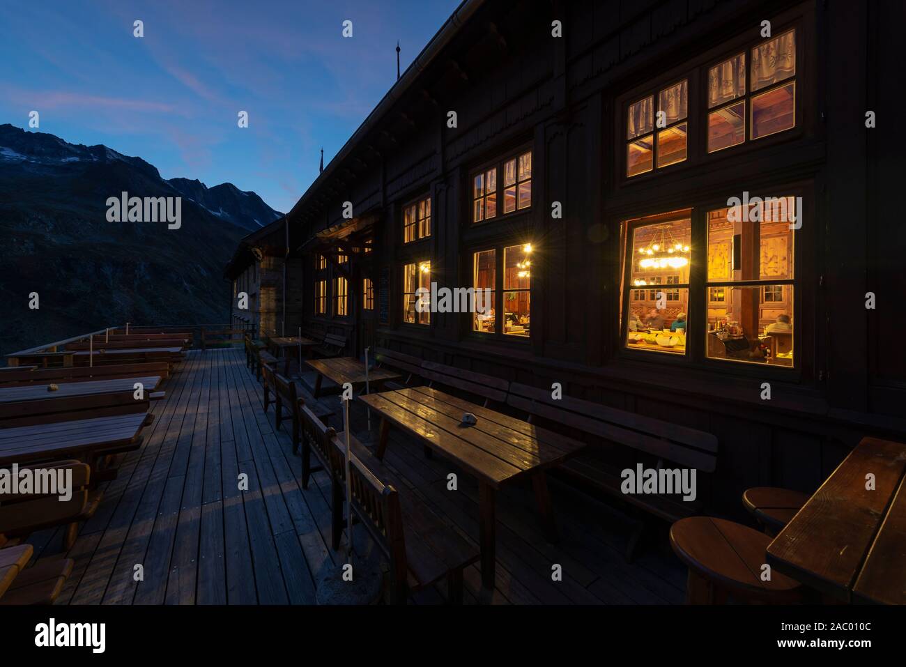 Blick auf das beleuchtete Speisesaal der Berliner Hütte bei Sonnenuntergang, Zillertal, Tirol, Österreich Stockfoto