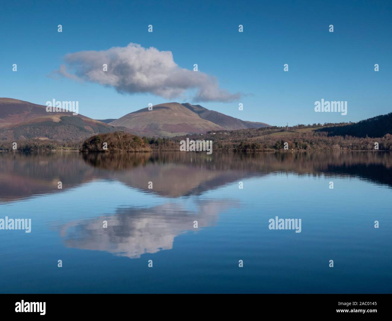 Derwentwater Keswick Cumbria, Großbritannien. 29 Nov, 2019. Schöne Reflexionen im Lake District Landschaft heute auf einem Einfrieren und klaren sonnigen Wintertag. Das kalte Wetter über das Wochenende mit einem harten Frost über Nacht, um fortzufahren. Credit: Julian Eales/Alamy leben Nachrichten Stockfoto