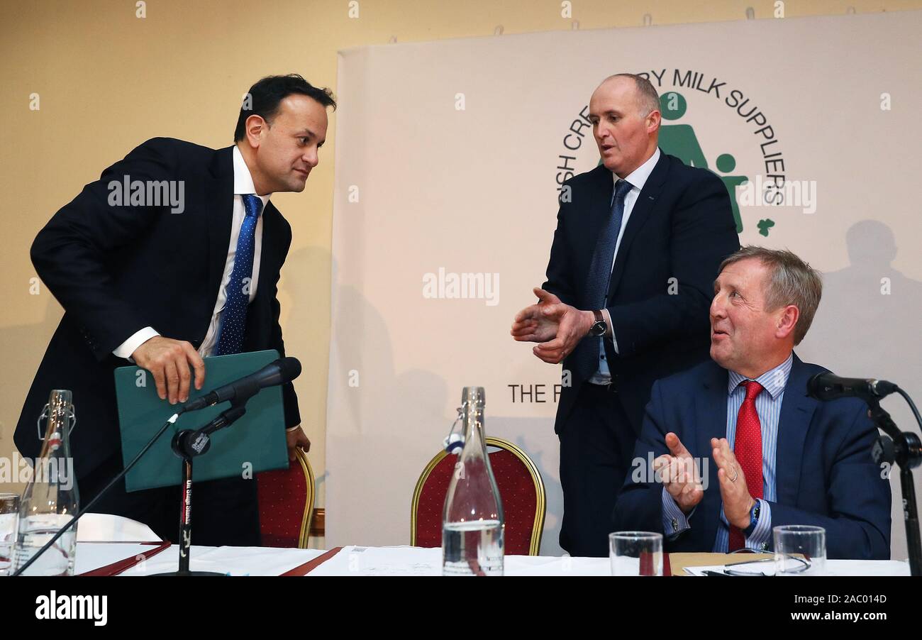 Taoiseach Leo Varadkar (links) Landwirtschaftsminister Michael Creed (rechts) und Präsident der ICMSA Pat McCormack am IRISH CREAMERY MILK SUPPLIERS ASSOCIATION AGM in der South Court Hotel, Raheen, Co Limerick. Stockfoto