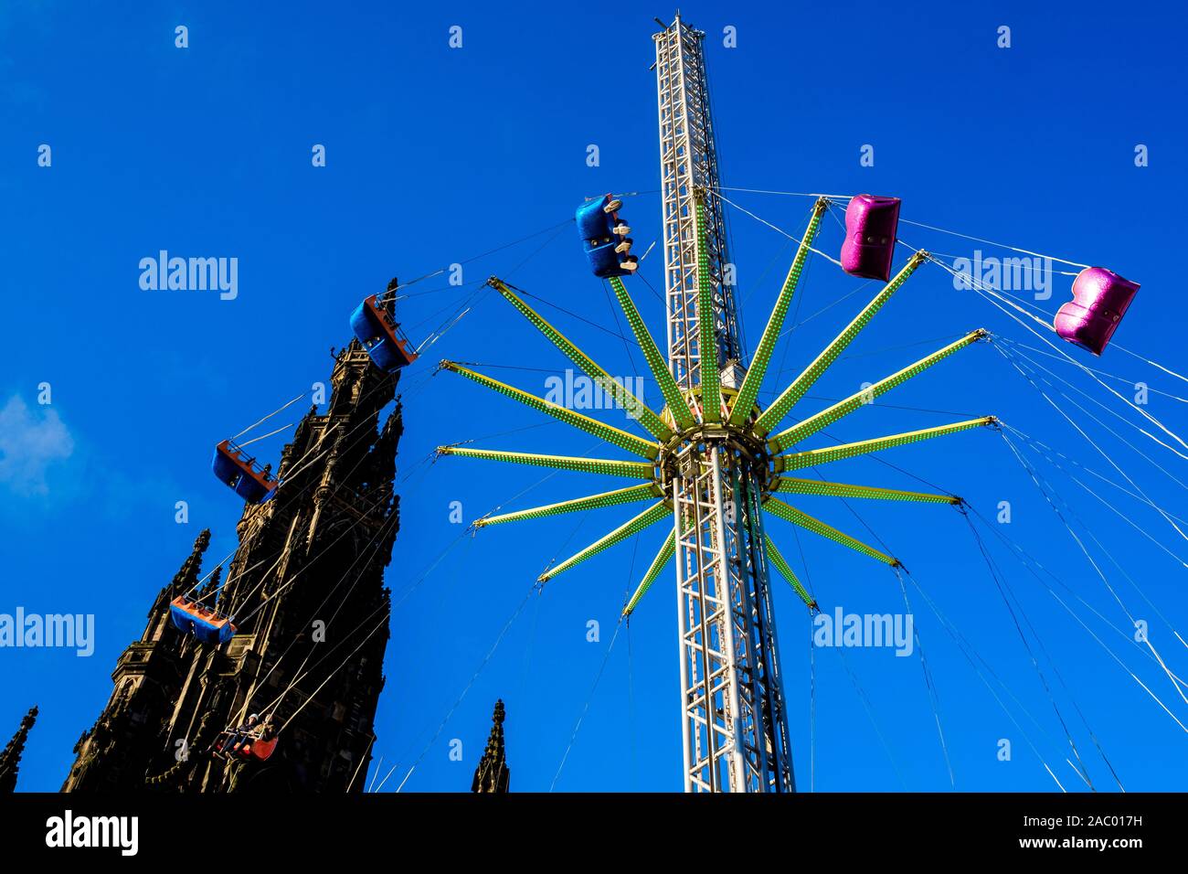 Edinburgh's Christmas 2019: Die Star Flyer thrill Ride in der Princes Street Gardens Stockfoto