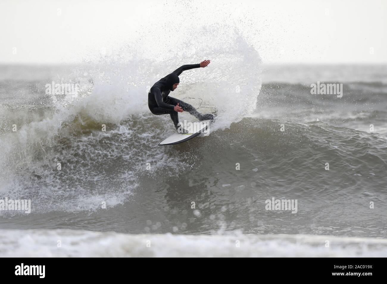 Surfer sendet Rauchfahne Spritzen aus der Oberseite der Welle Stockfoto