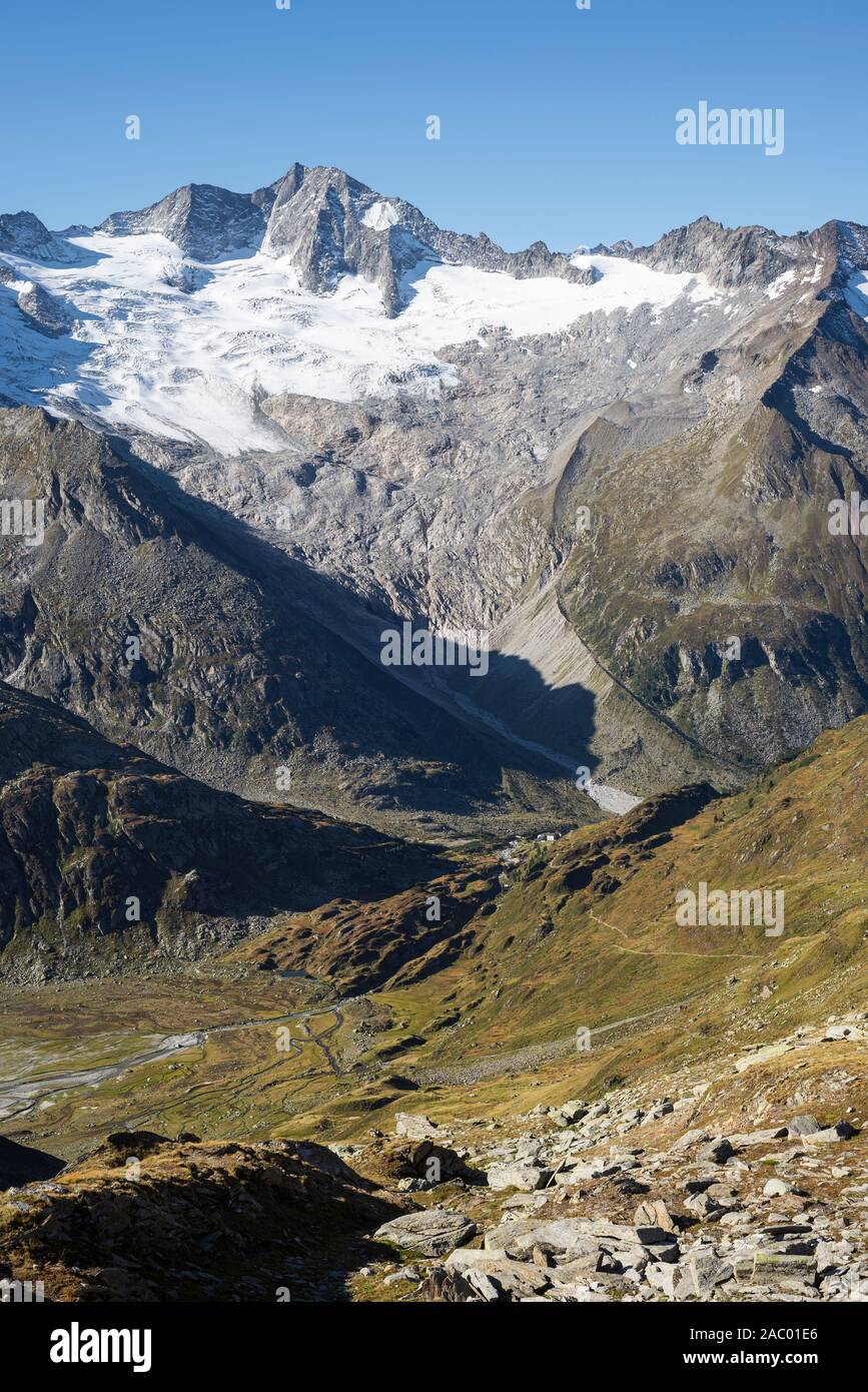 Berglandschaft mit Berg Großer Möseler und Waxeggkees Gletscher oberhalb der Berliner Hütte alpine Lodge in der Morgensonne, Zillertal, Tirol, Österreich Stockfoto