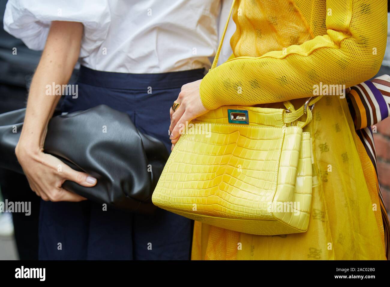 Mailand, Italien - 19 SEPTEMBER 2019: Frau mit Fendi gelb Reptil Leder Tasche, bevor Fendi fashion show, Mailand Fashion Week street style Stockfoto